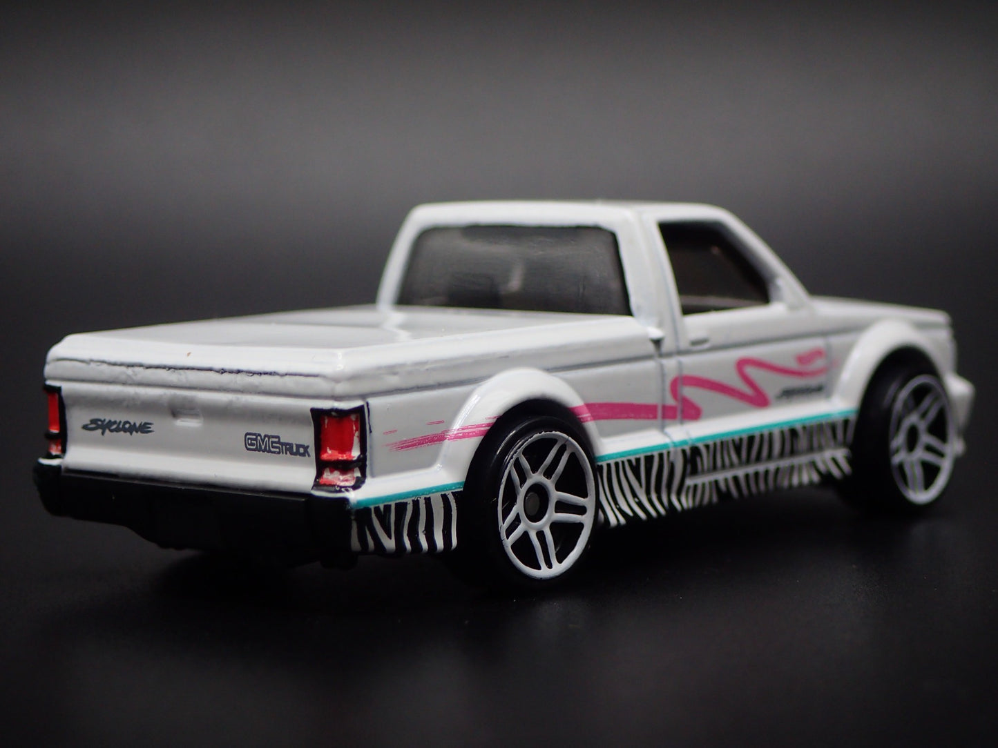 1991 91 GMC SYCLONE PICKUP TRUCK WHITE 1:64 SCALE DIORAMA DIECAST MODEL CAR
