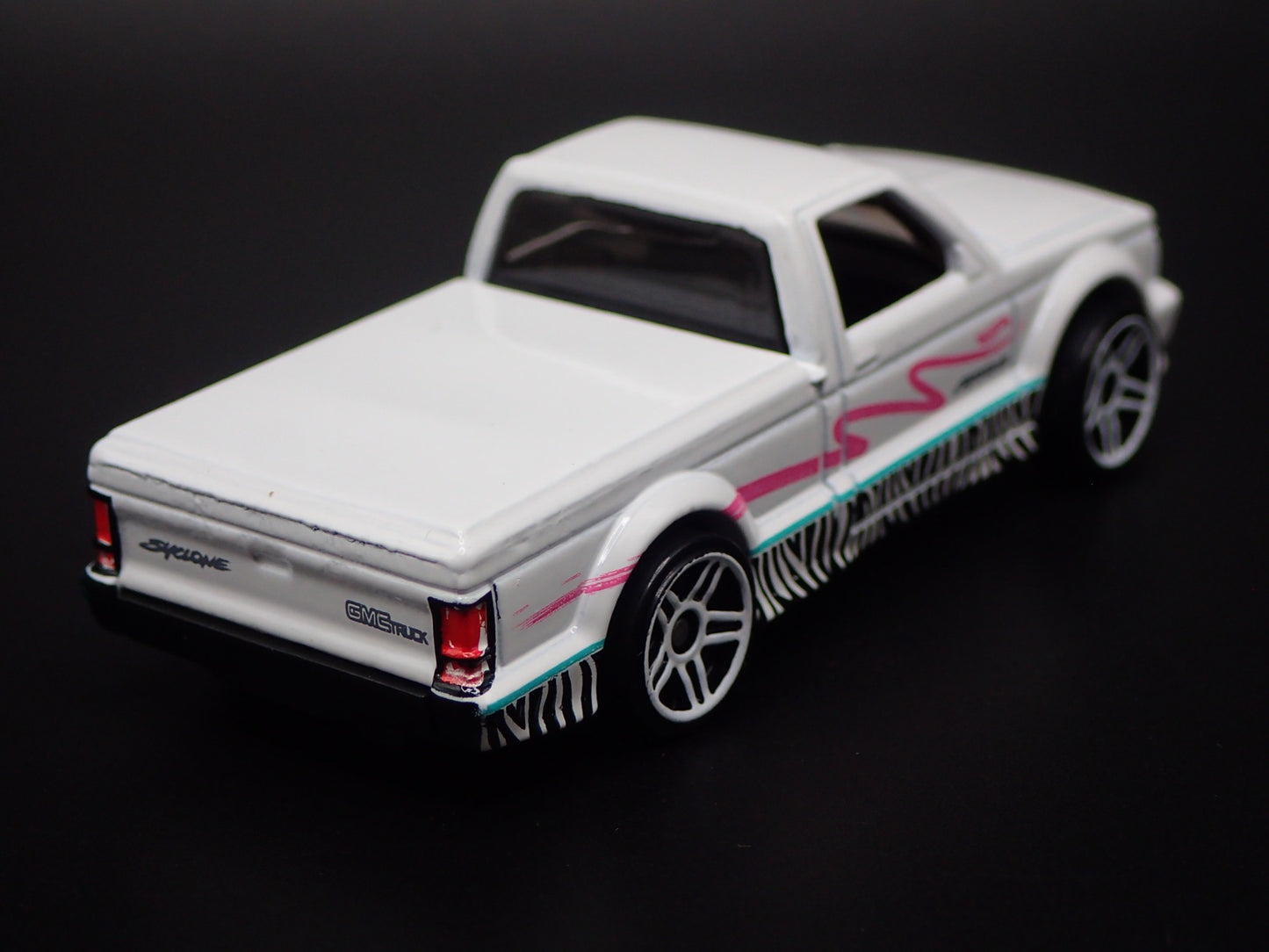 1991 91 GMC SYCLONE PICKUP TRUCK WHITE 1:64 SCALE DIORAMA DIECAST MODEL CAR