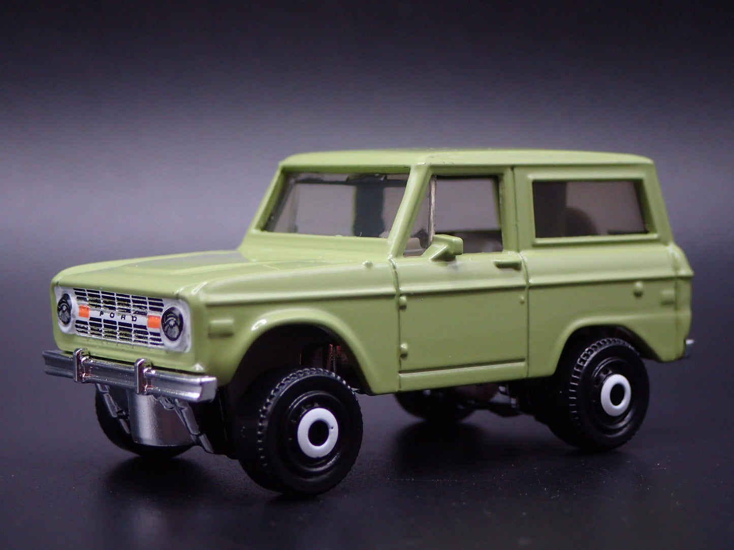 1970 70 FORD BRONCO GREEN 1:64 SCALE COLLECTIBLE DIORAMA DIECAST MODEL CAR