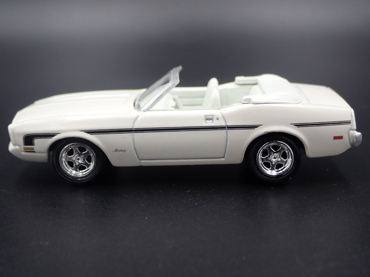 1973 73 FORD MUSTANG CONVERTIBLE WHITE 1/64 SCALE DIORAMA DIECAST MODEL CAR