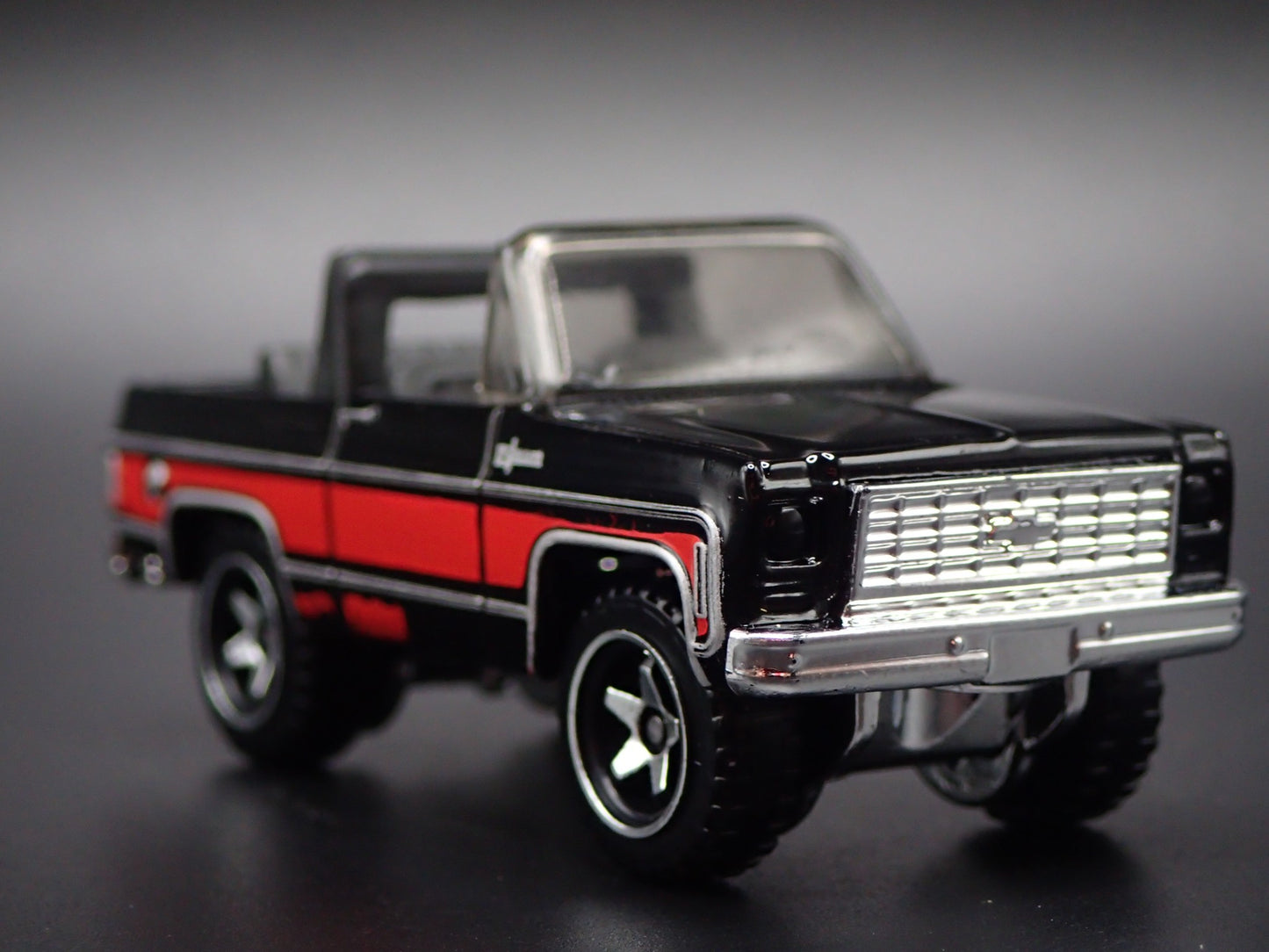 1975 75 CHEVY CHEVROLET BLAZER CUSTOM 4X4 BLACK 1/64 SCALE DIECAST MODEL CAR