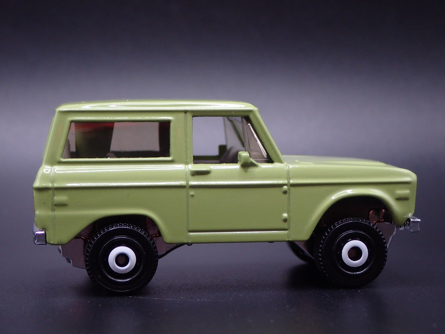 1970 70 FORD BRONCO GREEN 1:64 SCALE COLLECTIBLE DIORAMA DIECAST MODEL CAR