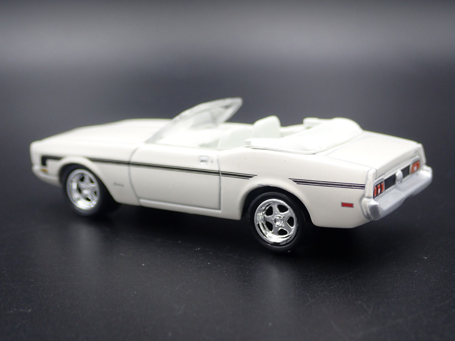 1973 73 FORD MUSTANG CONVERTIBLE WHITE 1/64 SCALE DIORAMA DIECAST MODEL CAR