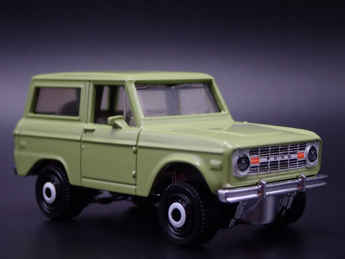 1970 70 FORD BRONCO GREEN 1:64 SCALE COLLECTIBLE DIORAMA DIECAST MODEL CAR