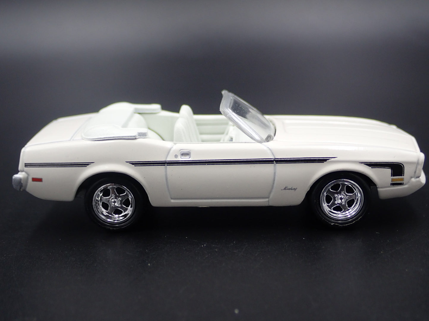 1973 73 FORD MUSTANG CONVERTIBLE WHITE 1/64 SCALE DIORAMA DIECAST MODEL CAR
