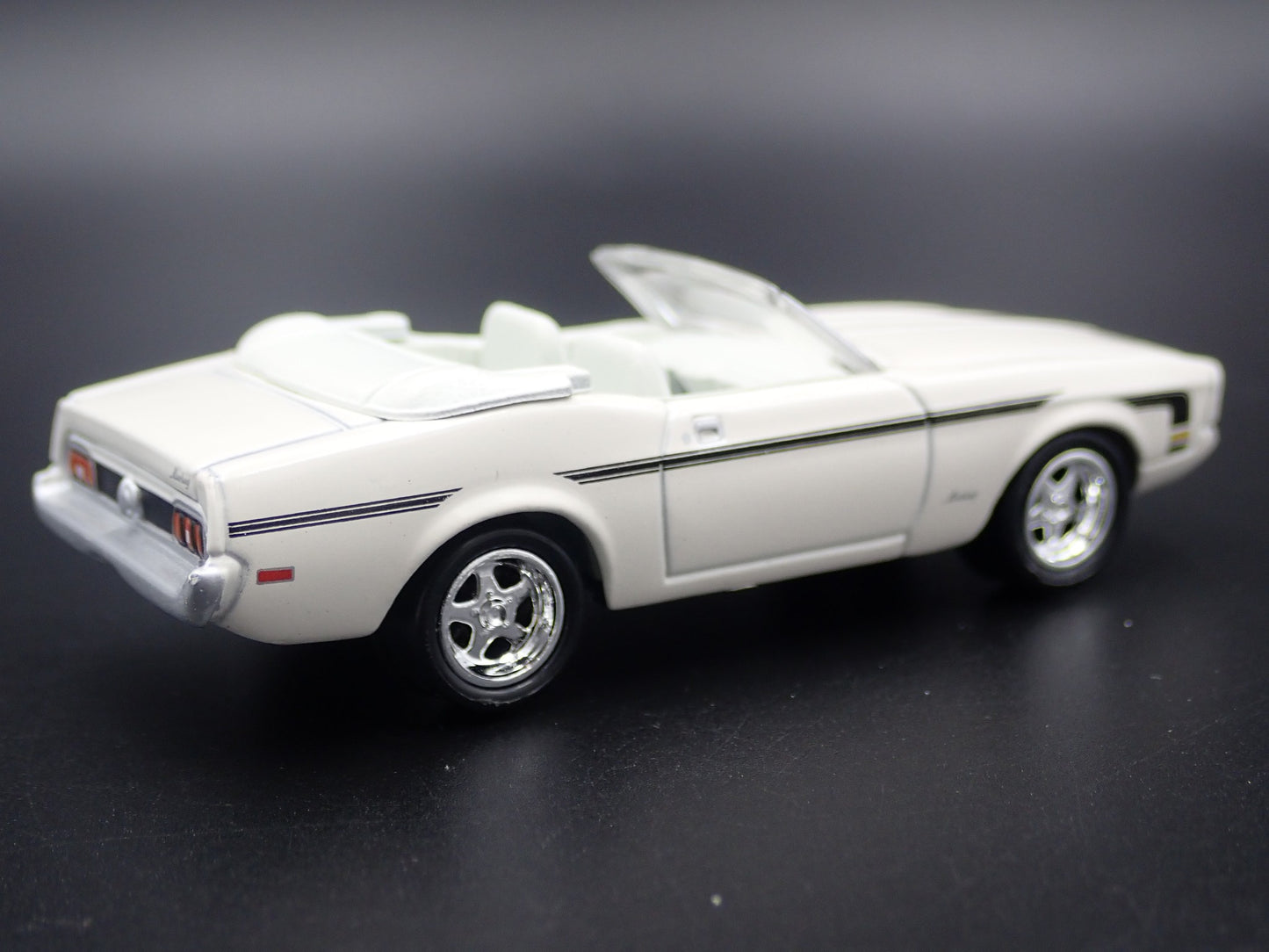 1973 73 FORD MUSTANG CONVERTIBLE WHITE 1/64 SCALE DIORAMA DIECAST MODEL CAR