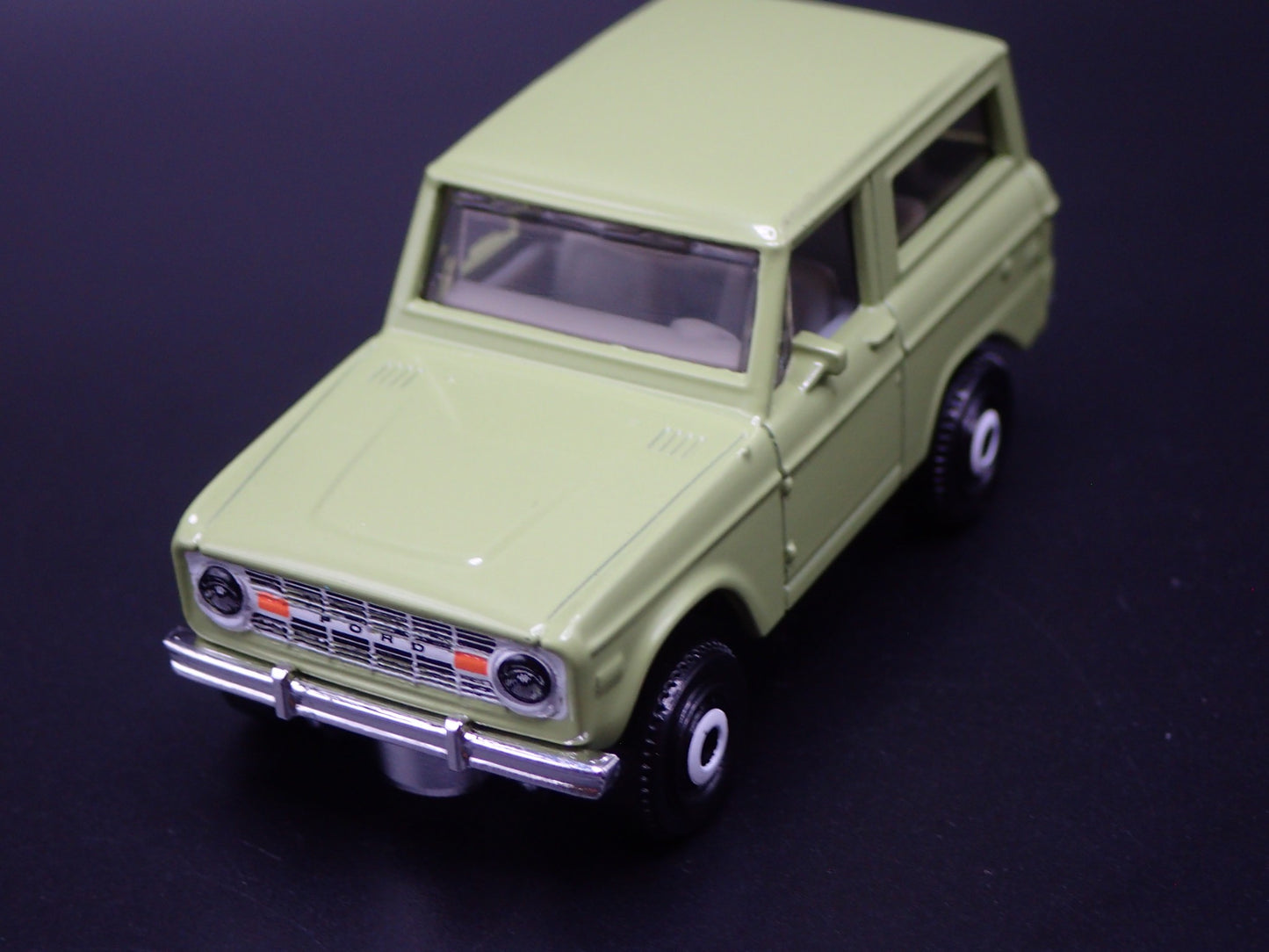 1970 70 FORD BRONCO GREEN 1:64 SCALE COLLECTIBLE DIORAMA DIECAST MODEL CAR