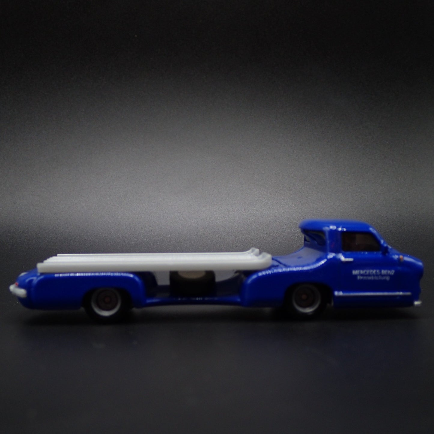 1955 55 MERCEDES-BENZ BLAUES WUNDER RACING FLATBED 1:64 SCALE DIECAST MODEL CAR