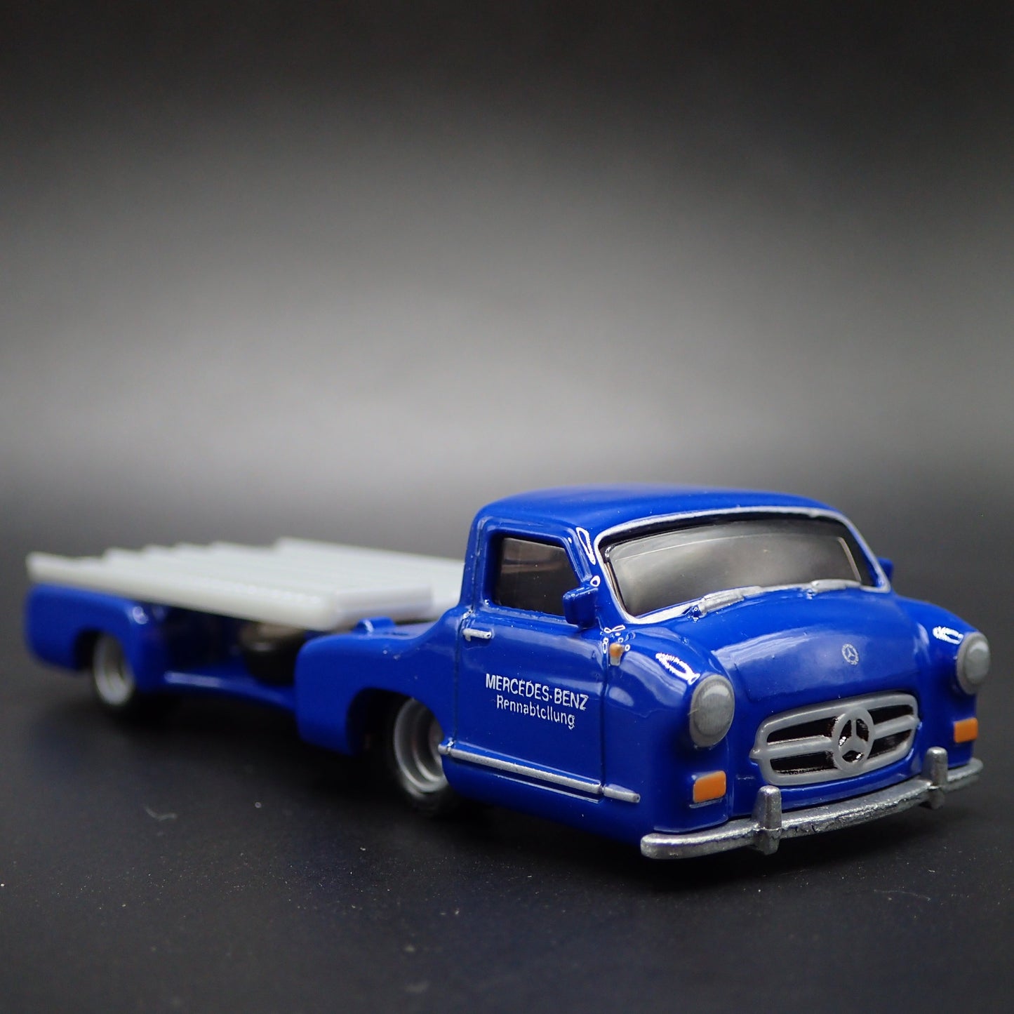 1955 55 MERCEDES-BENZ BLAUES WUNDER RACING FLATBED 1:64 SCALE DIECAST MODEL CAR