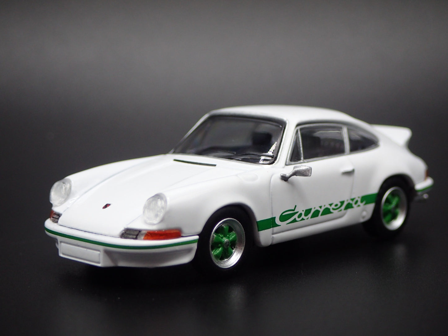 1973-1977 PORSCHE 911 CARRERA RS 2.7 WHITE 1:64 SCALE DIORAMA DIECAST MODEL CAR