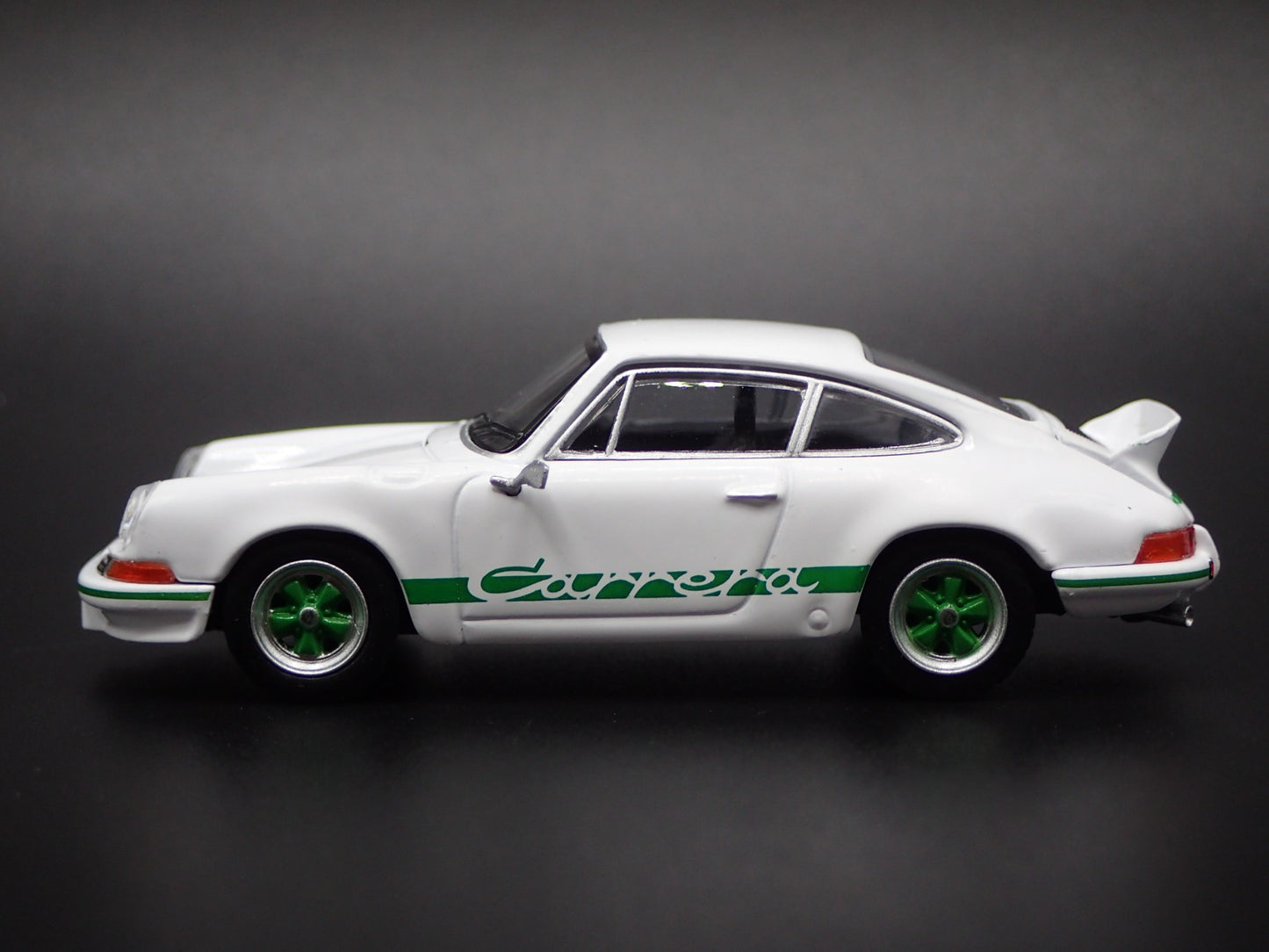 1973-1977 PORSCHE 911 CARRERA RS 2.7 WHITE 1:64 SCALE DIORAMA DIECAST MODEL CAR