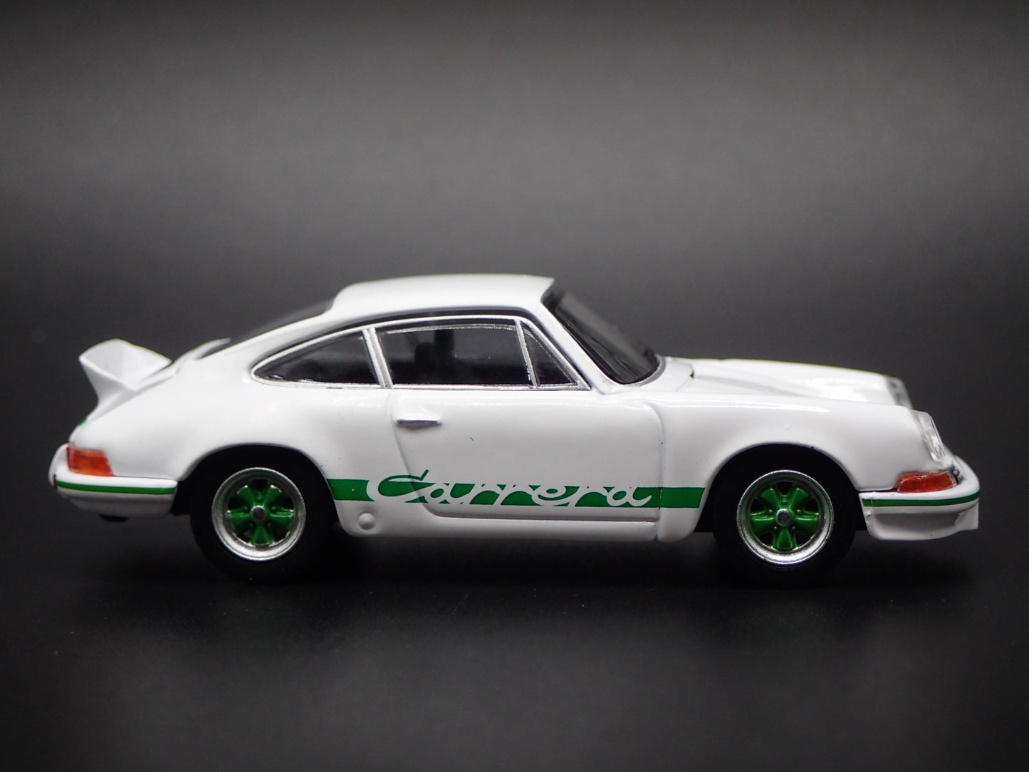 1973-1977 PORSCHE 911 CARRERA RS 2.7 WHITE 1:64 SCALE DIORAMA DIECAST MODEL CAR