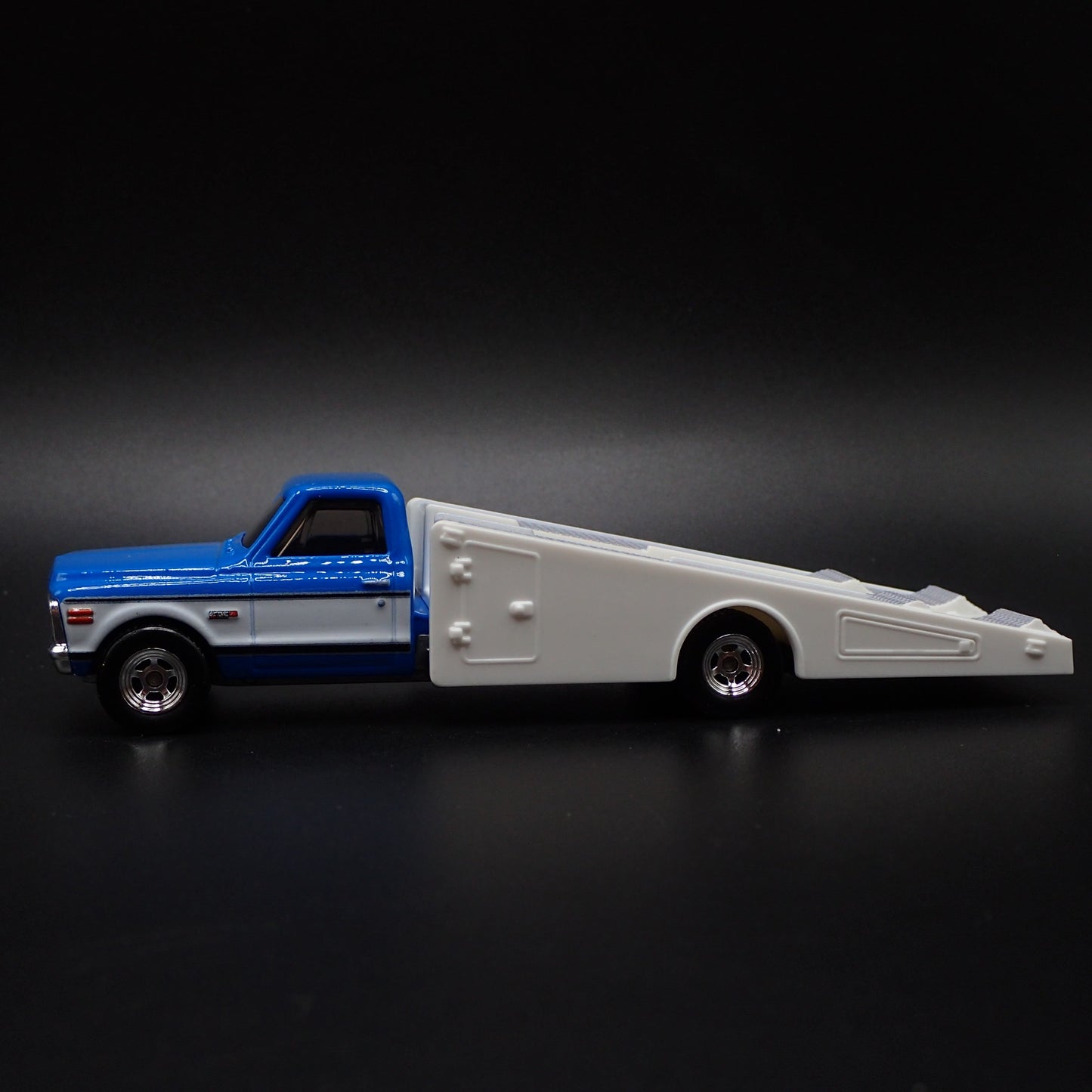 1972 72 CHEVY CHEVROLET RAMP TRUCK BLUE 1:64 SCALE COLLECTIBLE DIECAST MODEL CAR