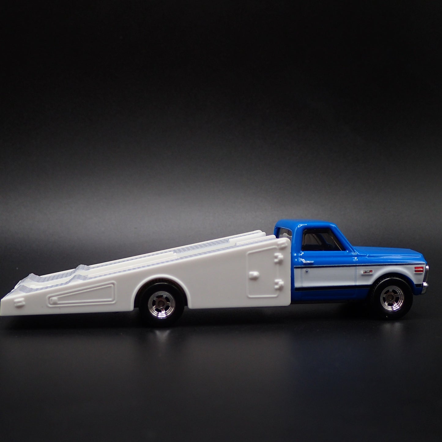 1972 72 CHEVY CHEVROLET RAMP TRUCK BLUE 1:64 SCALE COLLECTIBLE DIECAST MODEL CAR