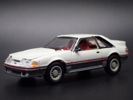 1988 88 FORD MUSTANG GT 5.0 FOX BODY WHITE 1:64 SCALE DIORAMA DIECAST MODEL CAR