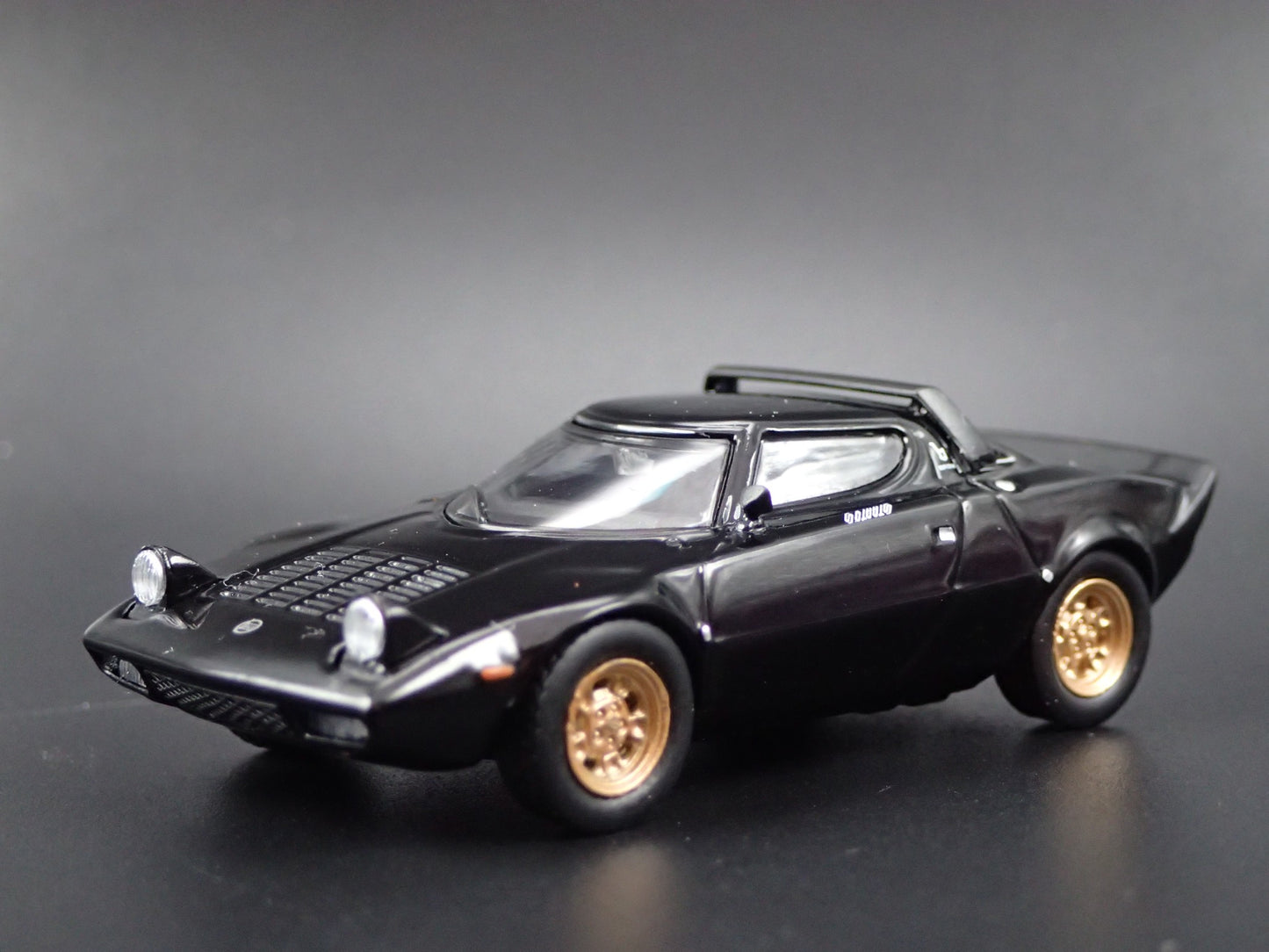 1973-1978 LANCIA STRATOS HF STRADALE BLACK 1:64 SCALE DIORAMA DIECAST MODEL CAR