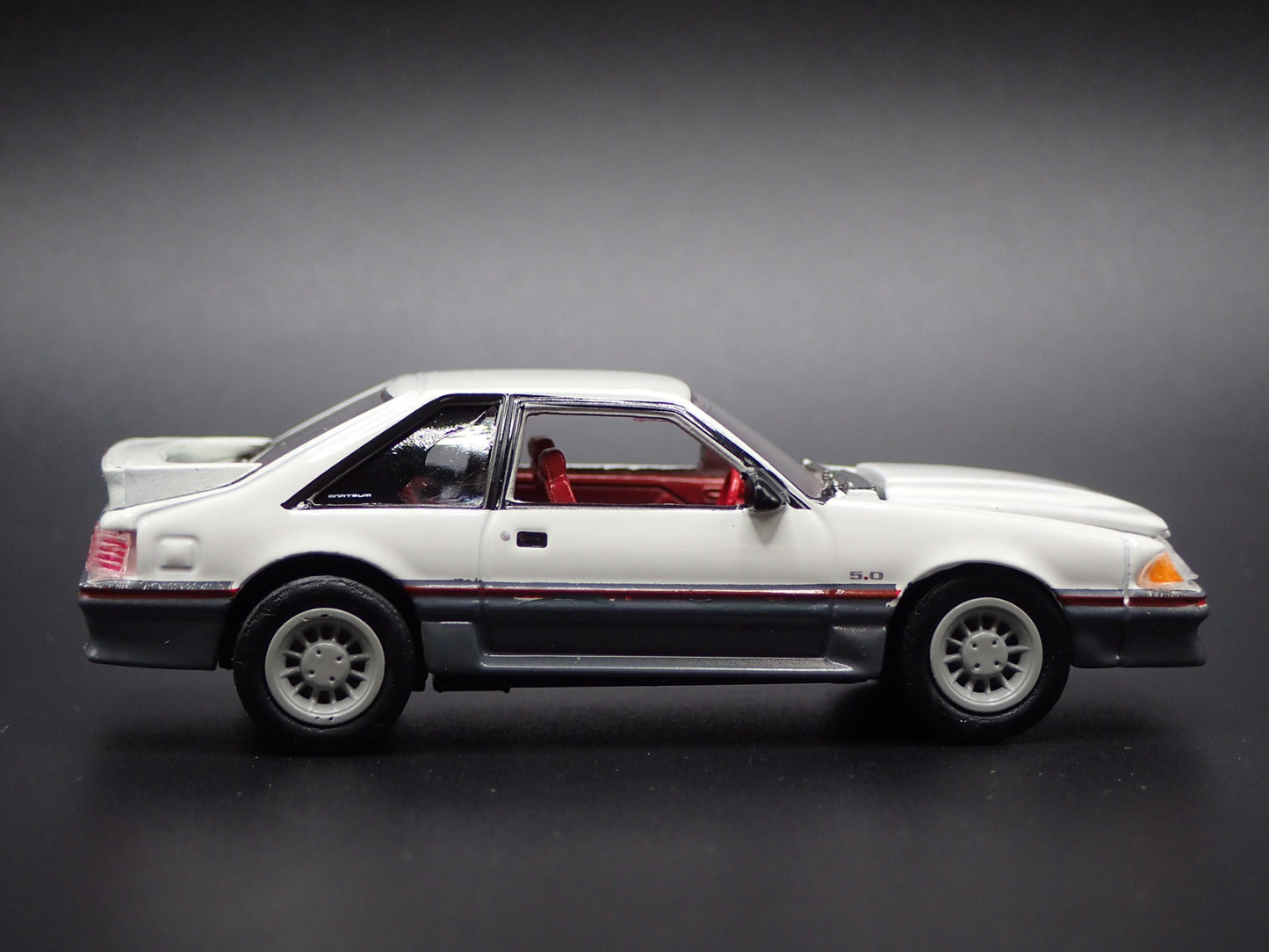 1988 88 FORD MUSTANG GT 5.0 FOX BODY WHITE 1:64 SCALE DIORAMA DIECAST MODEL CAR