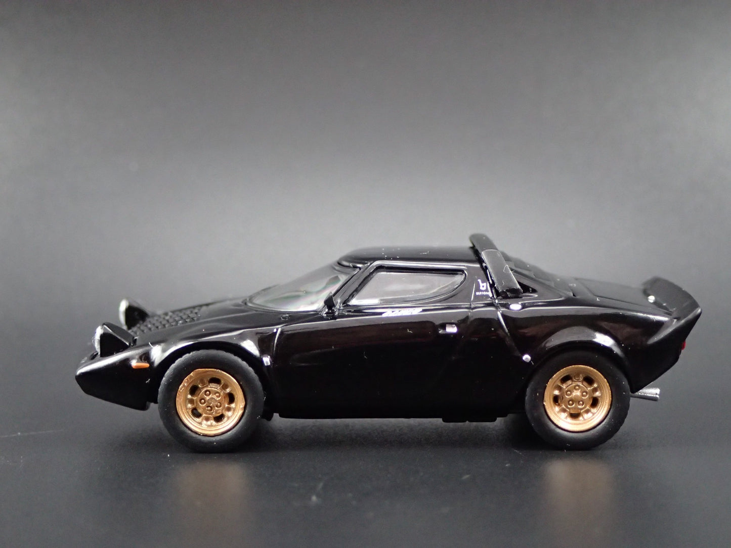 1973-1978 LANCIA STRATOS HF STRADALE BLACK 1:64 SCALE DIORAMA DIECAST MODEL CAR