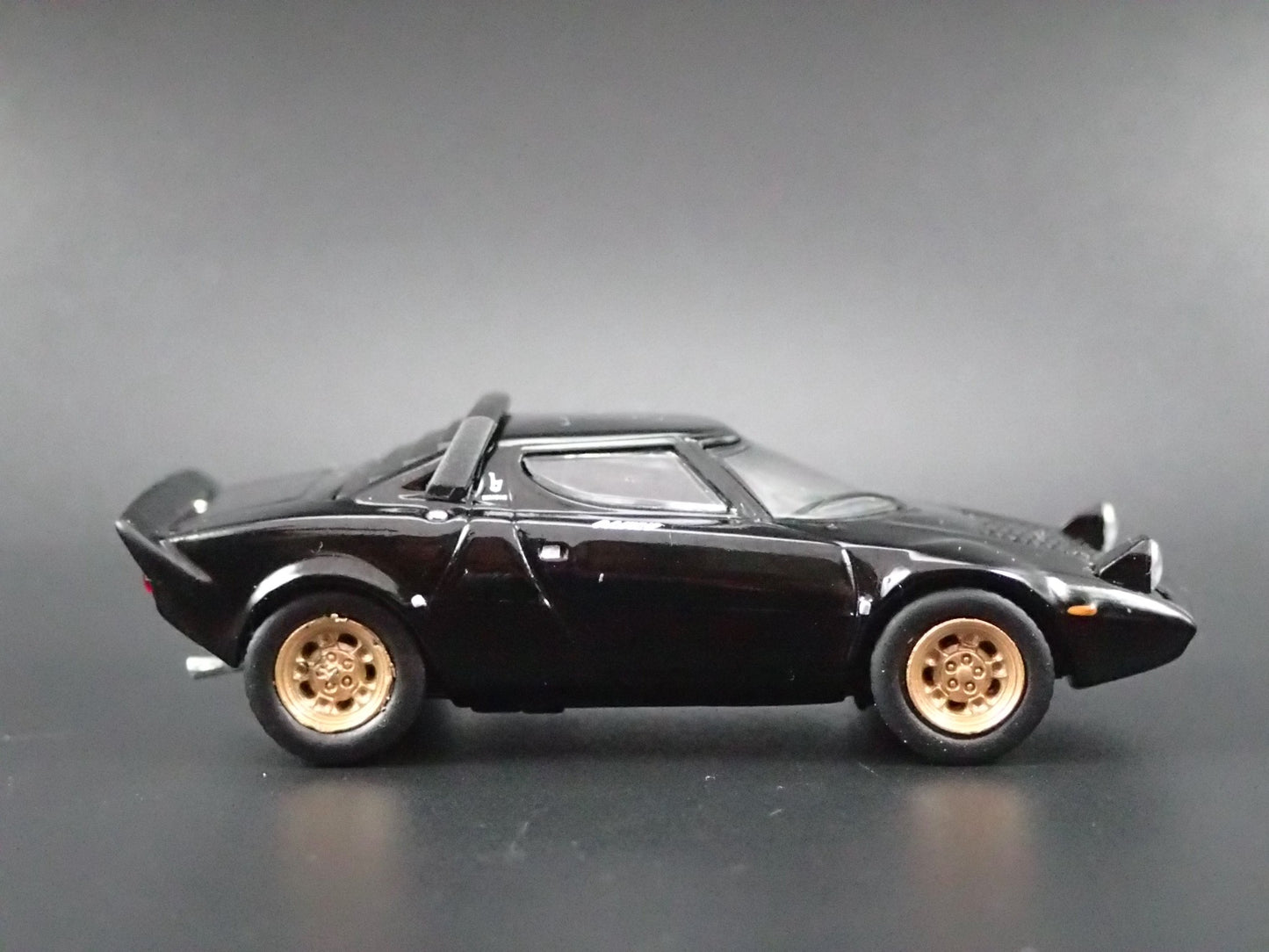 1973-1978 LANCIA STRATOS HF STRADALE BLACK 1:64 SCALE DIORAMA DIECAST MODEL CAR