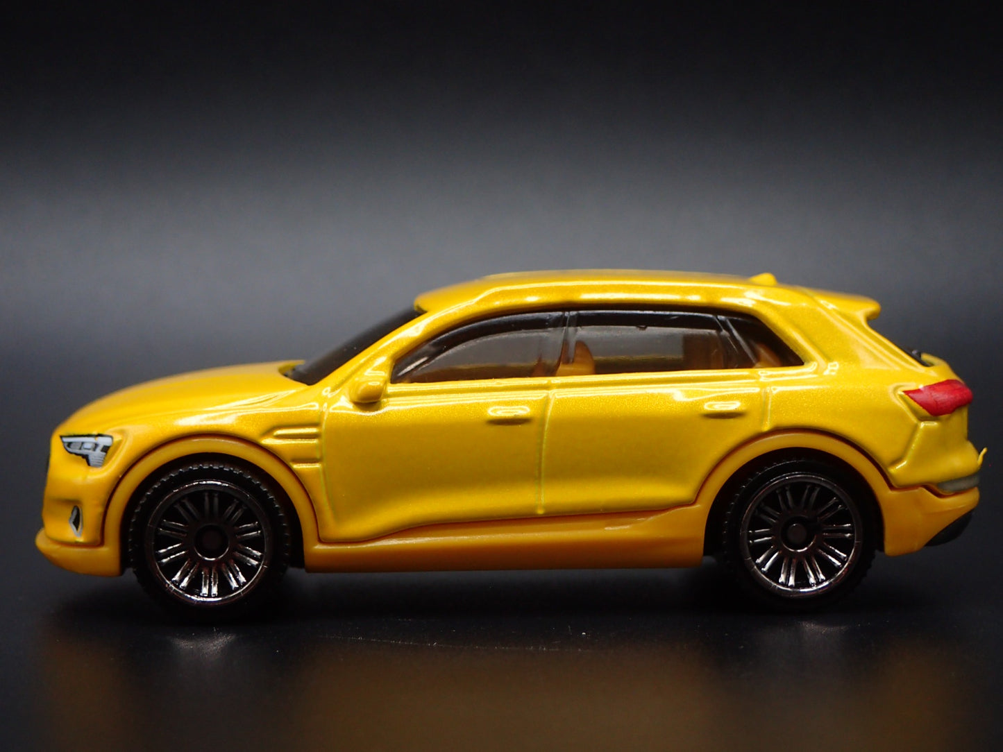 2018-2025 AUDI Q8 E TRON ETRON YELLOW 1:64 SCALE DIORAMA DIECAST MODEL CAR
