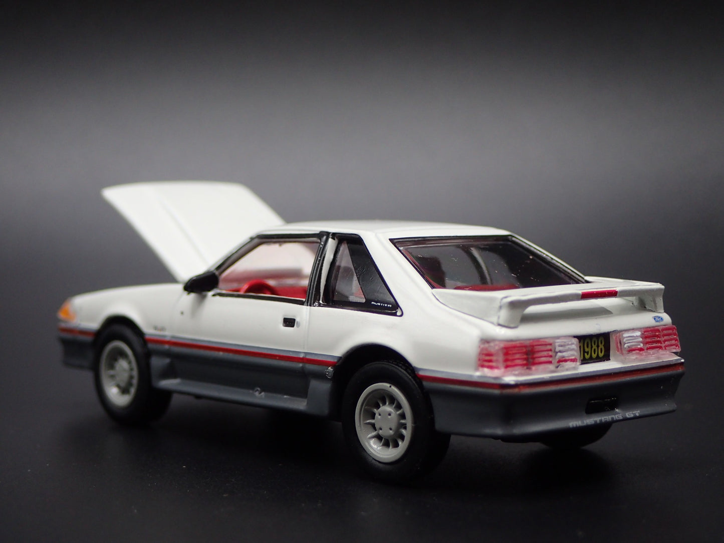 1988 88 FORD MUSTANG GT 5.0 FOX BODY WHITE 1:64 SCALE DIORAMA DIECAST MODEL CAR