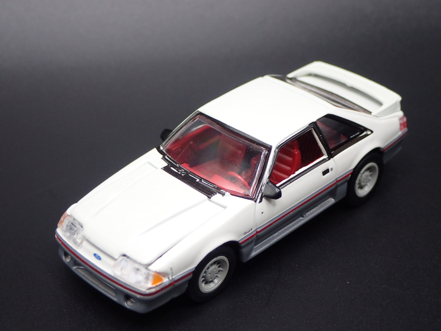1988 88 FORD MUSTANG GT 5.0 FOX BODY WHITE 1:64 SCALE DIORAMA DIECAST MODEL CAR