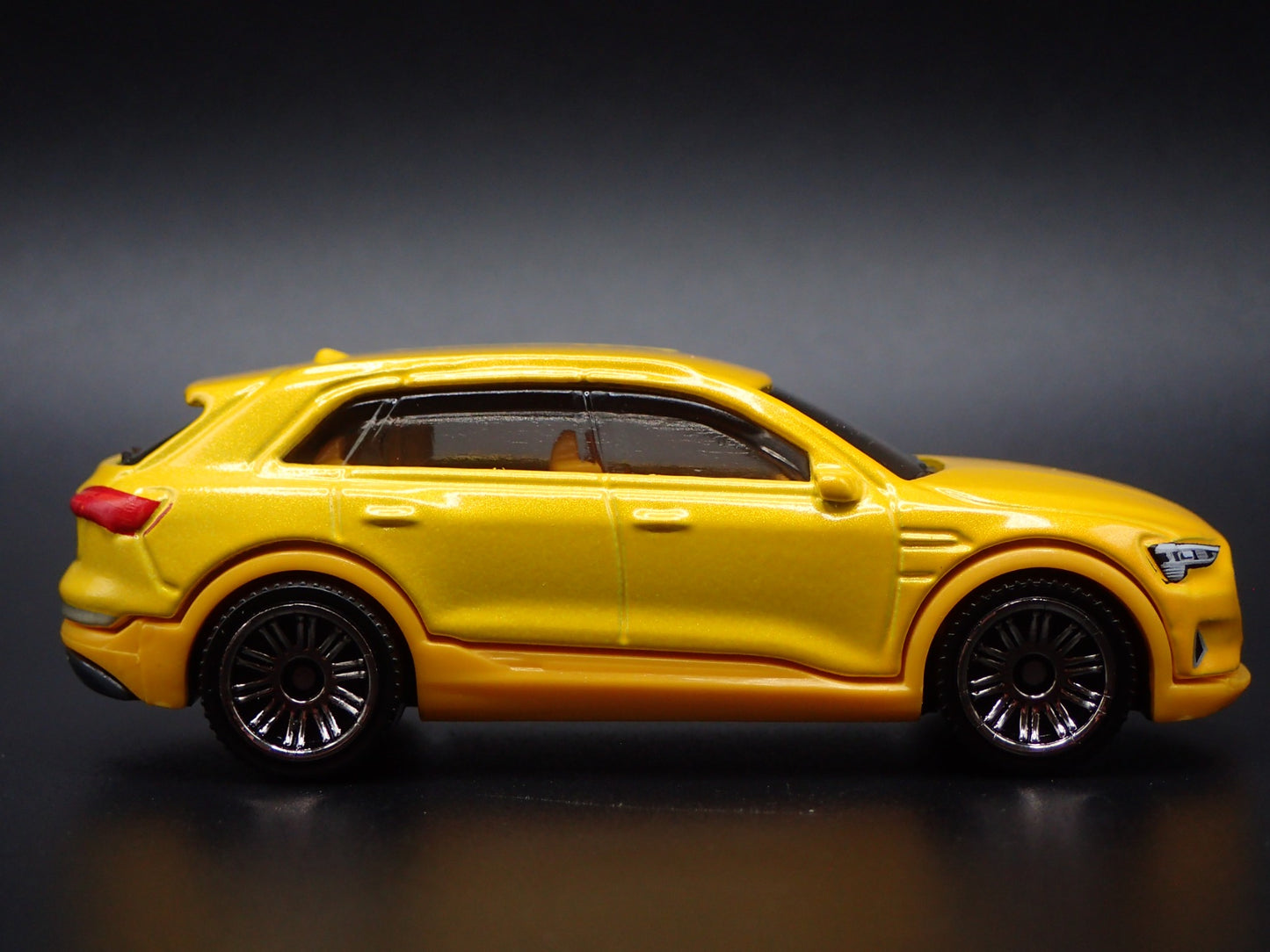 2018-2025 AUDI Q8 E TRON ETRON YELLOW 1:64 SCALE DIORAMA DIECAST MODEL CAR