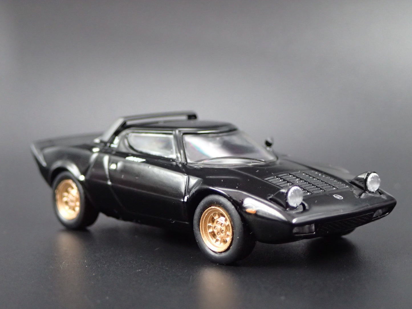 1973-1978 LANCIA STRATOS HF STRADALE BLACK 1:64 SCALE DIORAMA DIECAST MODEL CAR
