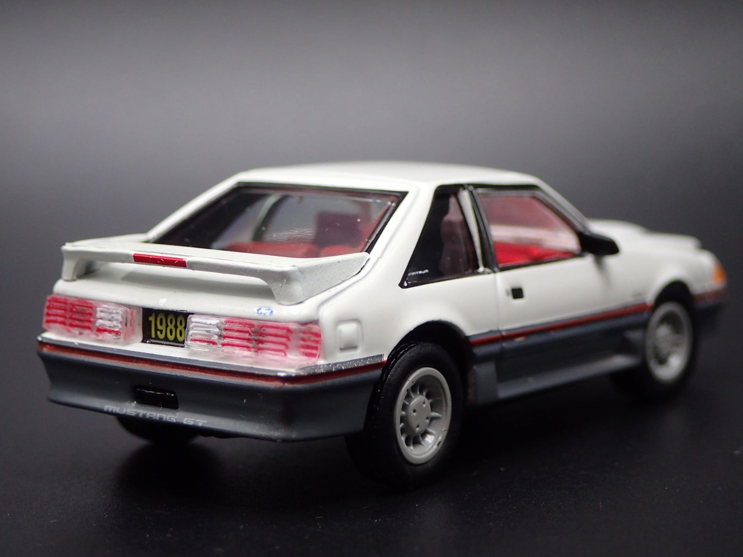 1988 88 FORD MUSTANG GT 5.0 FOX BODY WHITE 1:64 SCALE DIORAMA DIECAST MODEL CAR