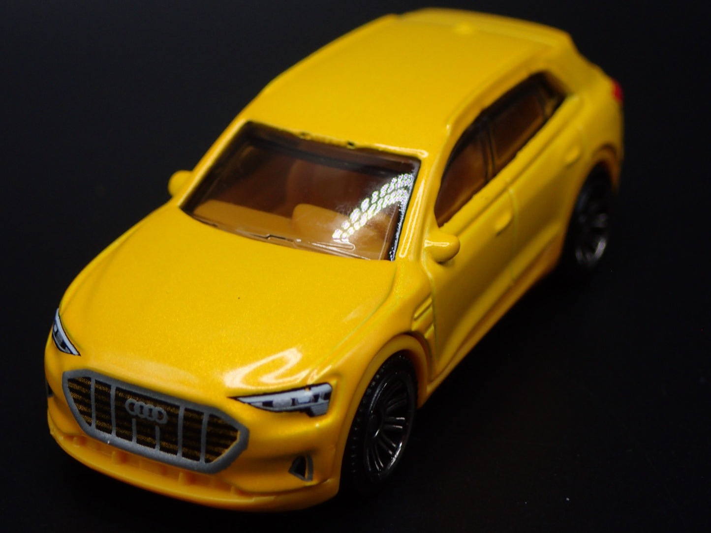 2018-2025 AUDI Q8 E TRON ETRON YELLOW 1:64 SCALE DIORAMA DIECAST MODEL CAR