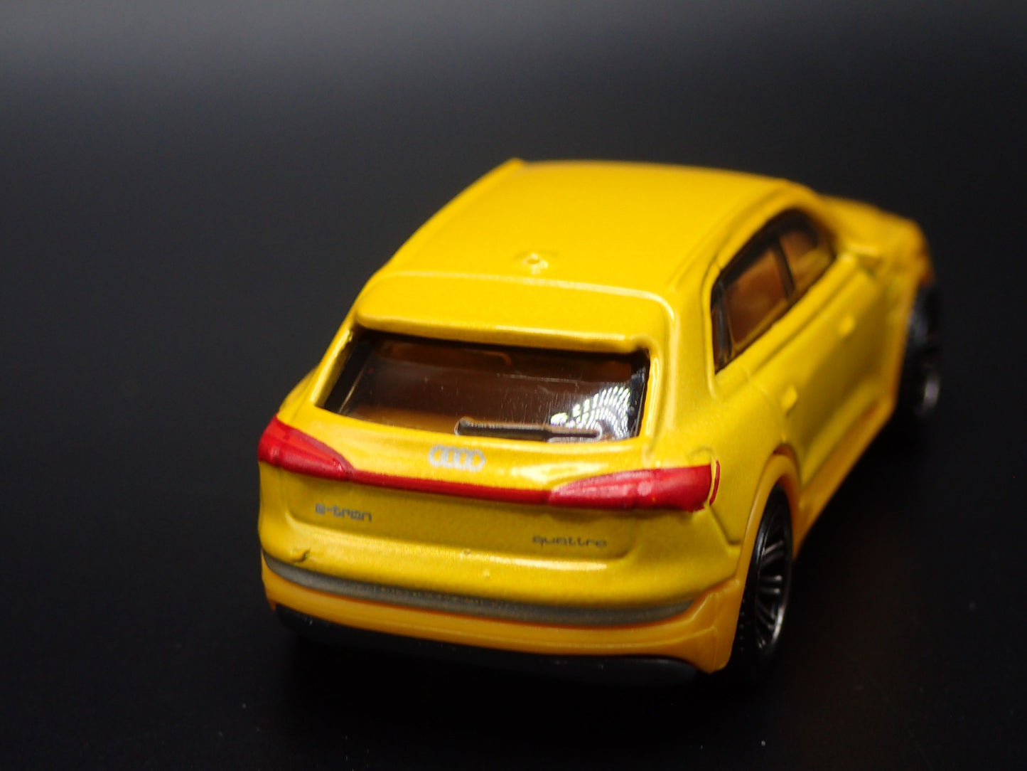 2018-2025 AUDI Q8 E TRON ETRON YELLOW 1:64 SCALE DIORAMA DIECAST MODEL CAR