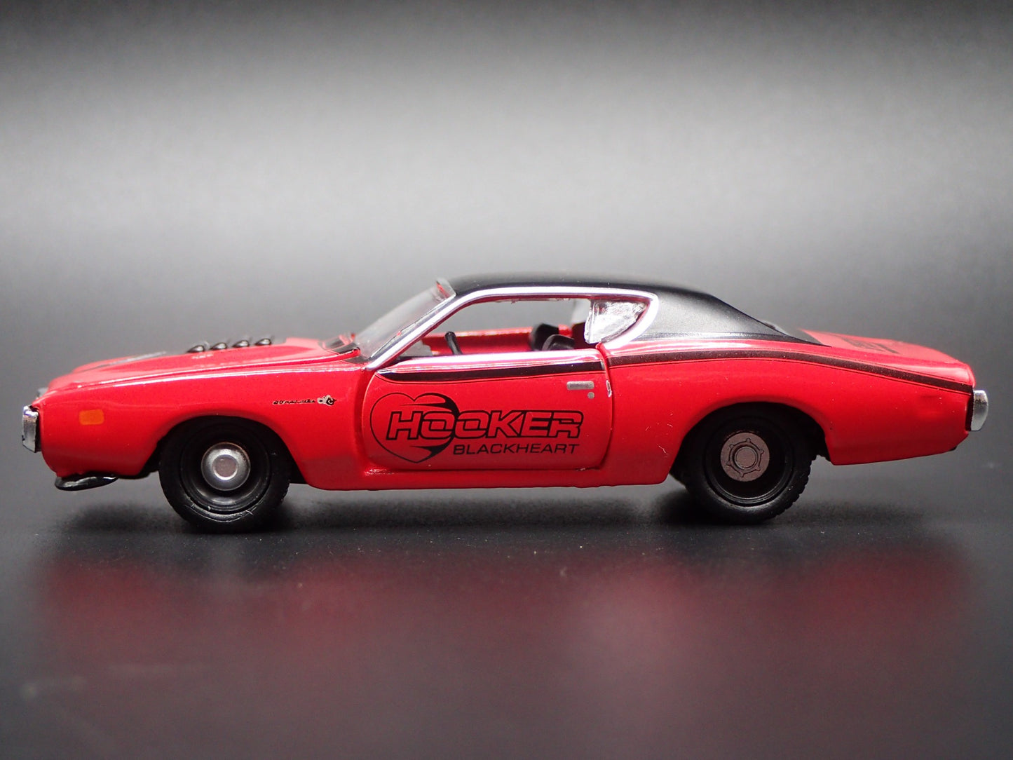 1971 71 DODGE CHARGER SUPER BEE HOOKER RED 1:64 SCALE DIORAMA DIECAST MODEL CAR