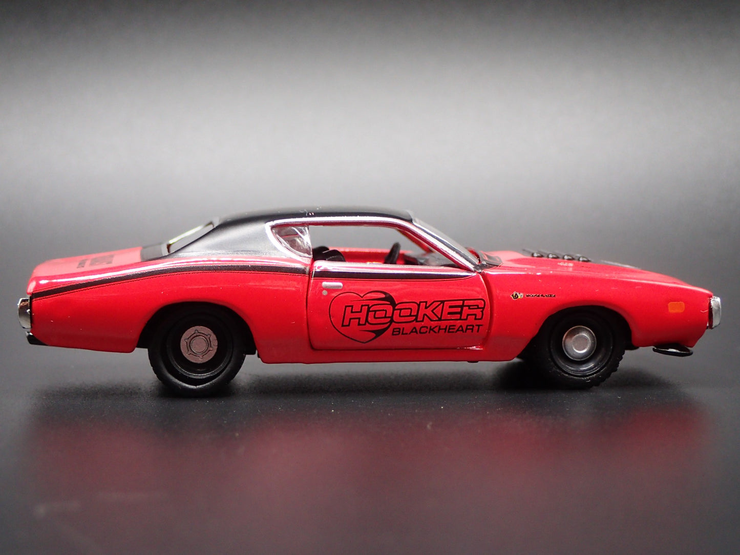 1971 71 DODGE CHARGER SUPER BEE HOOKER RED 1:64 SCALE DIORAMA DIECAST MODEL CAR