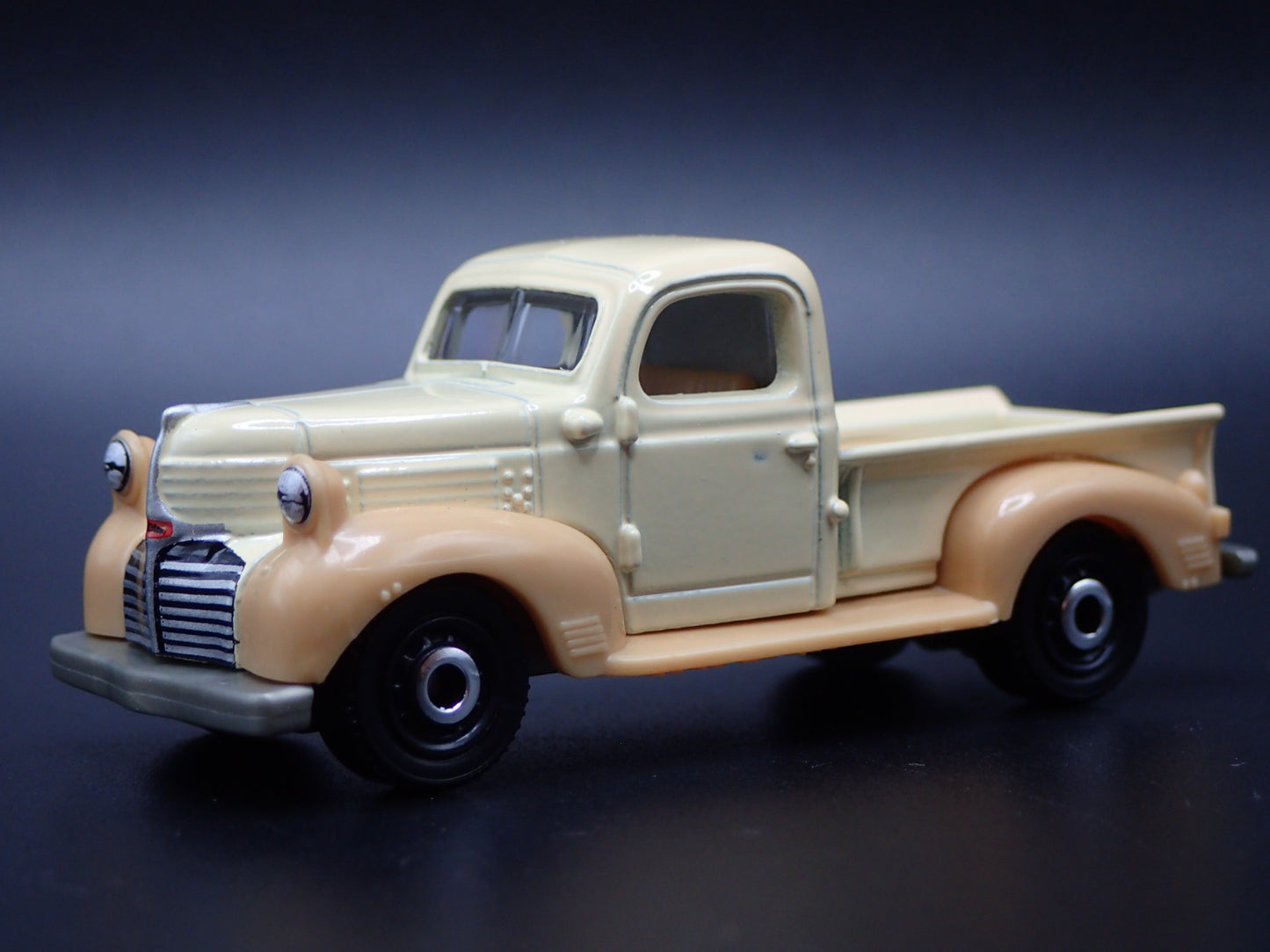 1940 40 DODGE V SERIES PICKUP TRUCK CREAM 1/64 SCALE DIORAMA DIECAST MODEL CAR