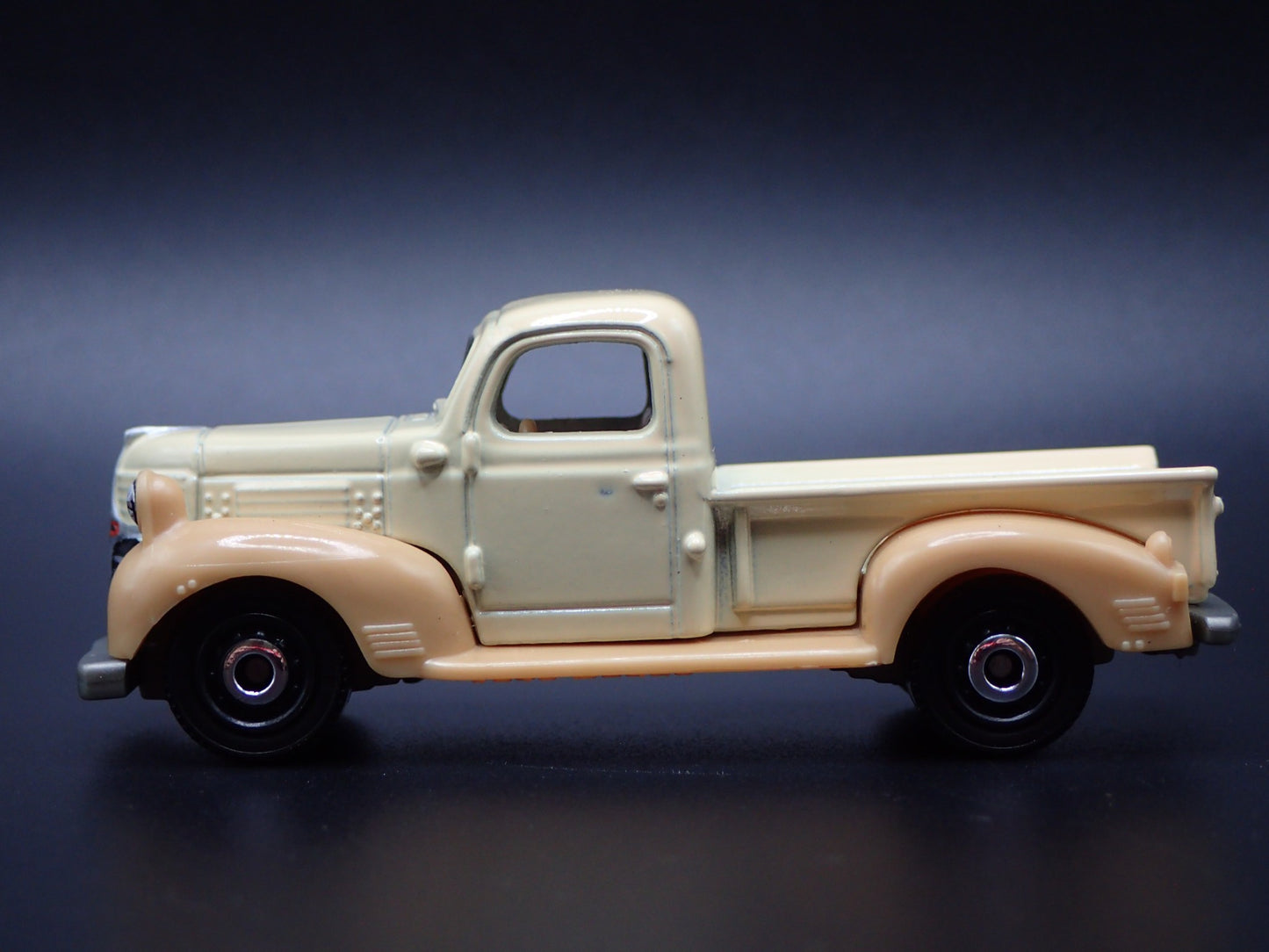 1940 40 DODGE V SERIES PICKUP TRUCK CREAM 1/64 SCALE DIORAMA DIECAST MODEL CAR