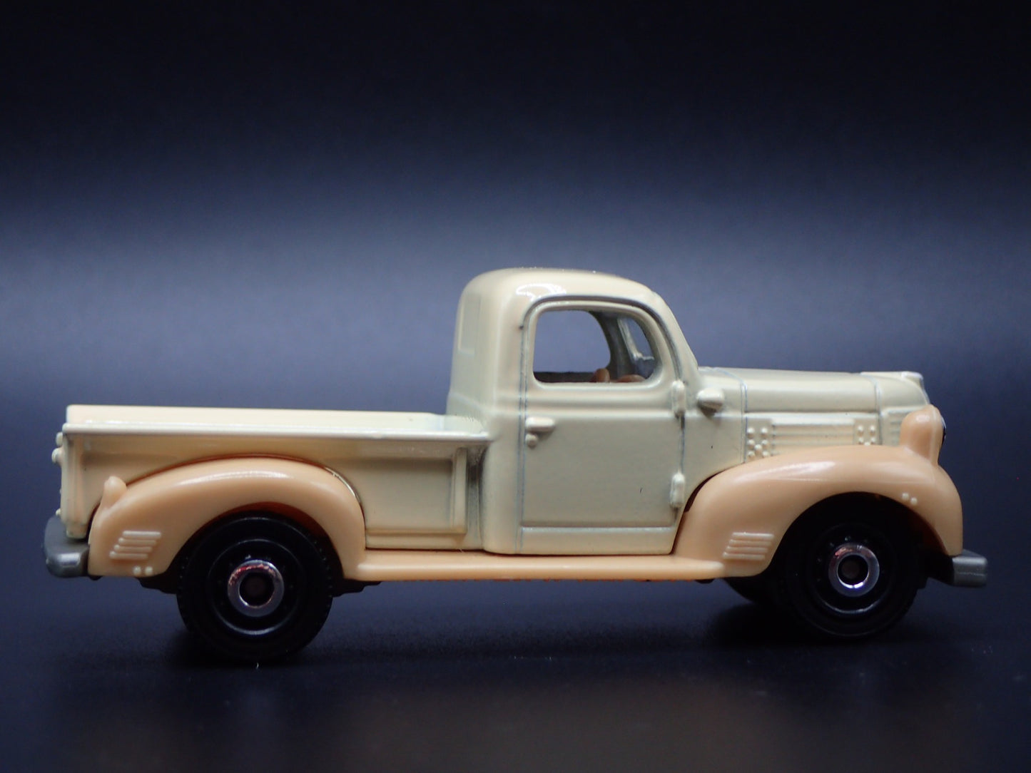 1940 40 DODGE V SERIES PICKUP TRUCK CREAM 1/64 SCALE DIORAMA DIECAST MODEL CAR