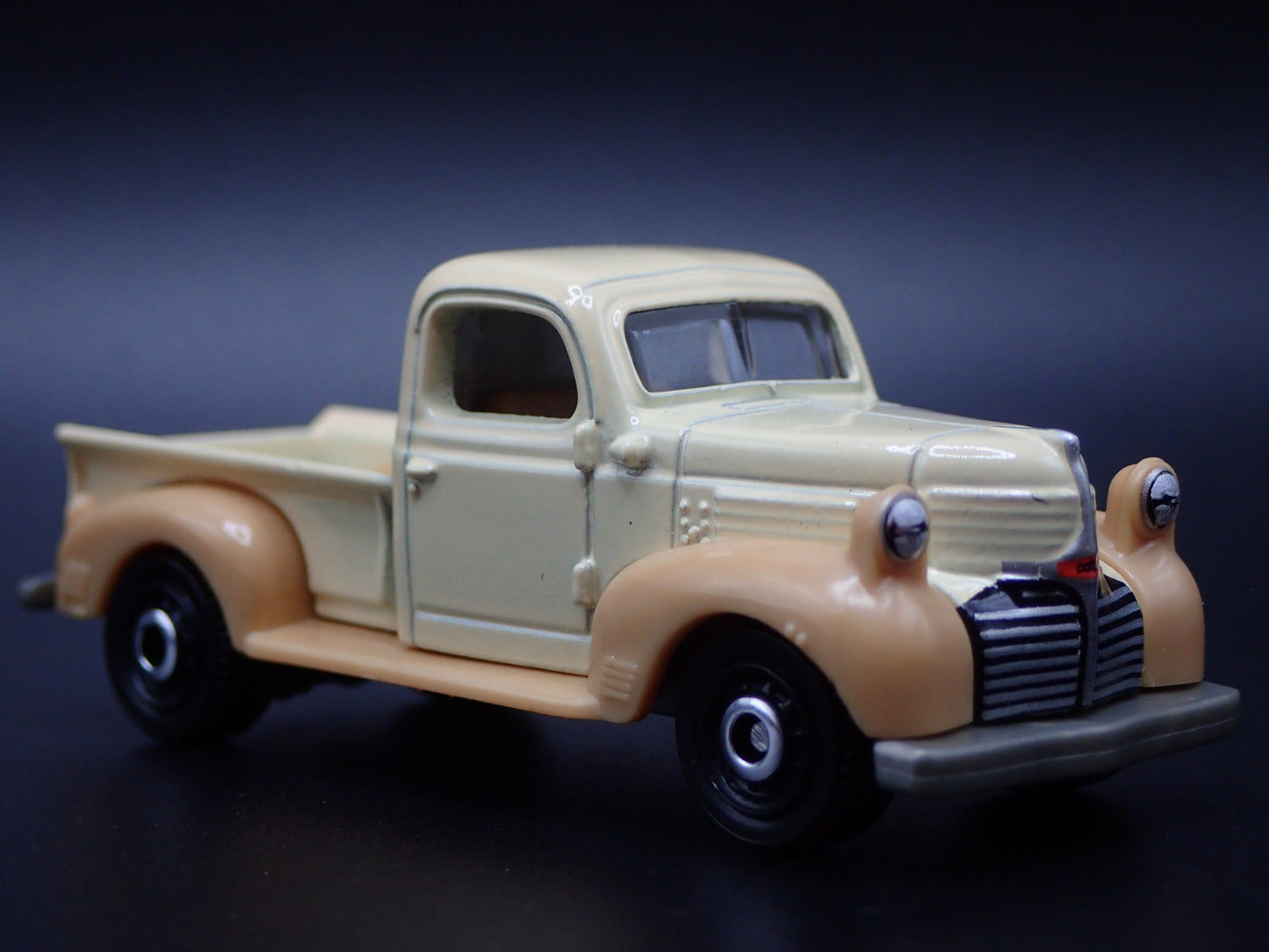 1940 40 DODGE V SERIES PICKUP TRUCK CREAM 1/64 SCALE DIORAMA DIECAST MODEL CAR