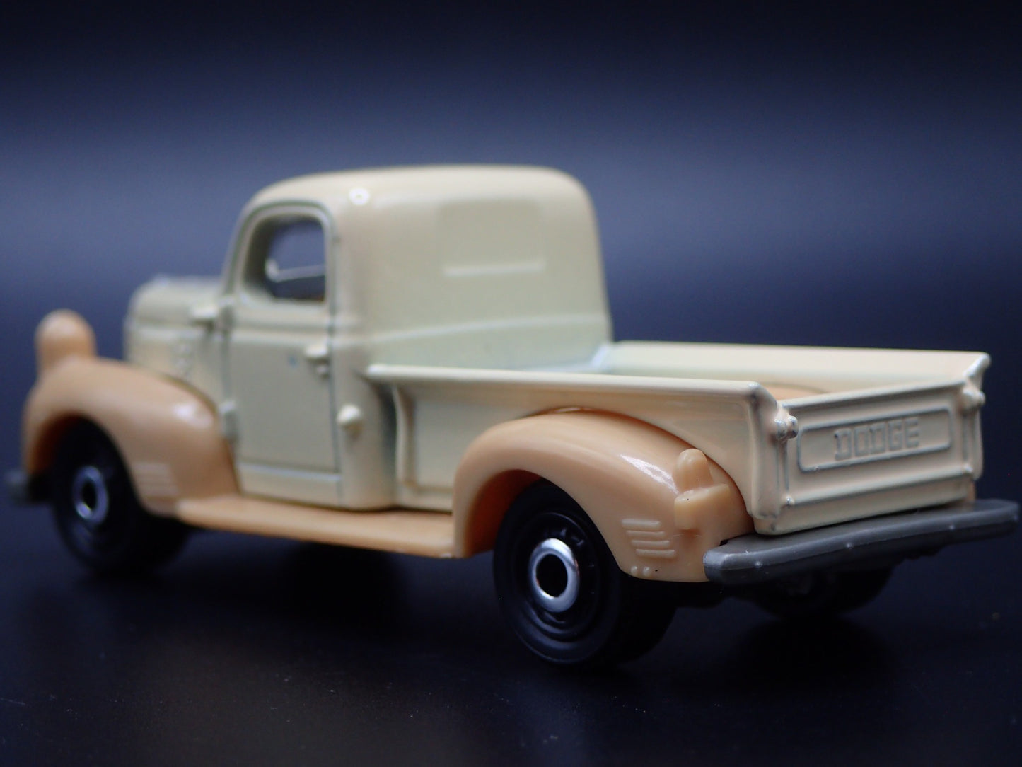 1940 40 DODGE V SERIES PICKUP TRUCK CREAM 1/64 SCALE DIORAMA DIECAST MODEL CAR