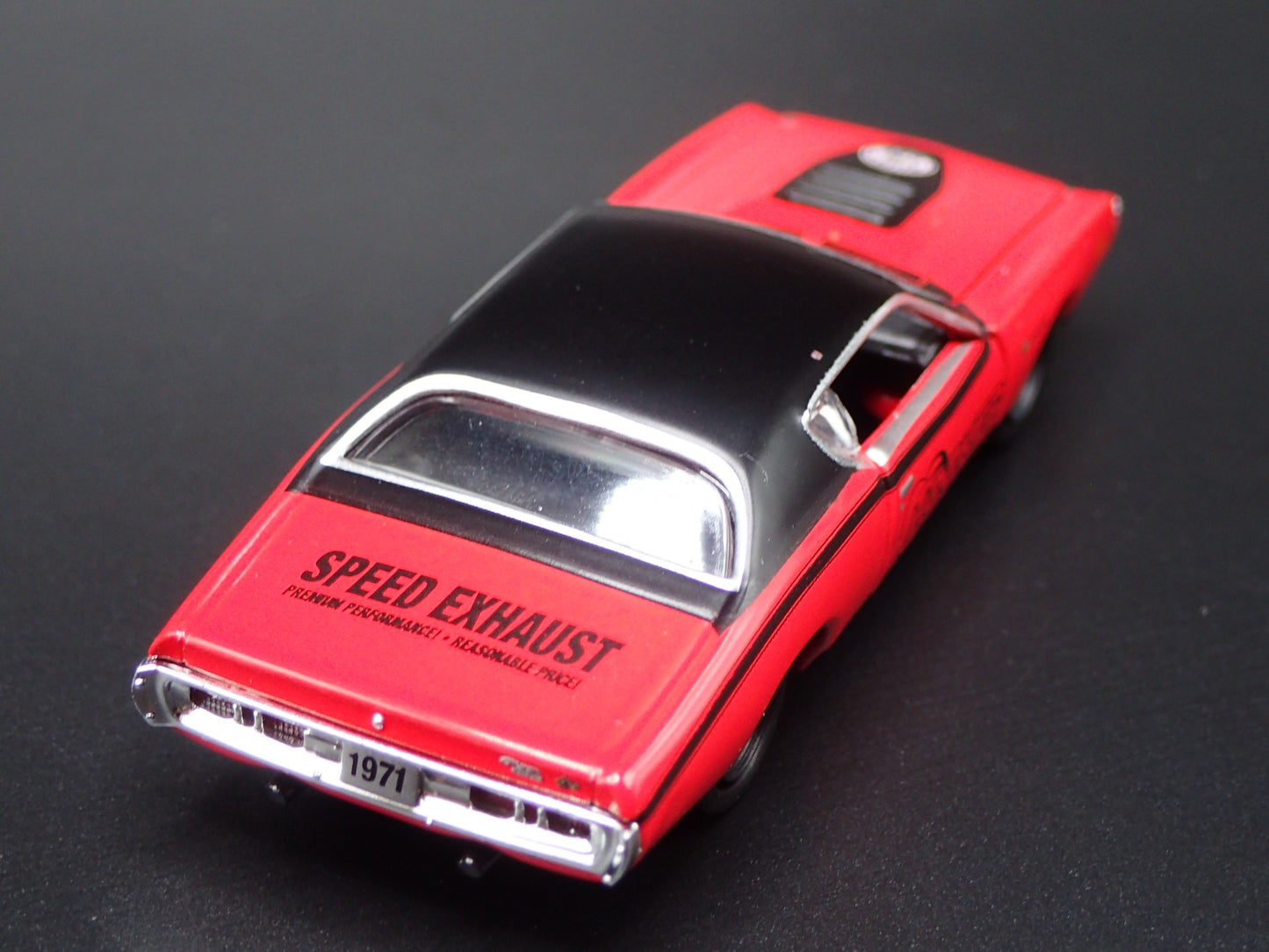 1971 71 DODGE CHARGER SUPER BEE HOOKER RED 1:64 SCALE DIORAMA DIECAST MODEL CAR