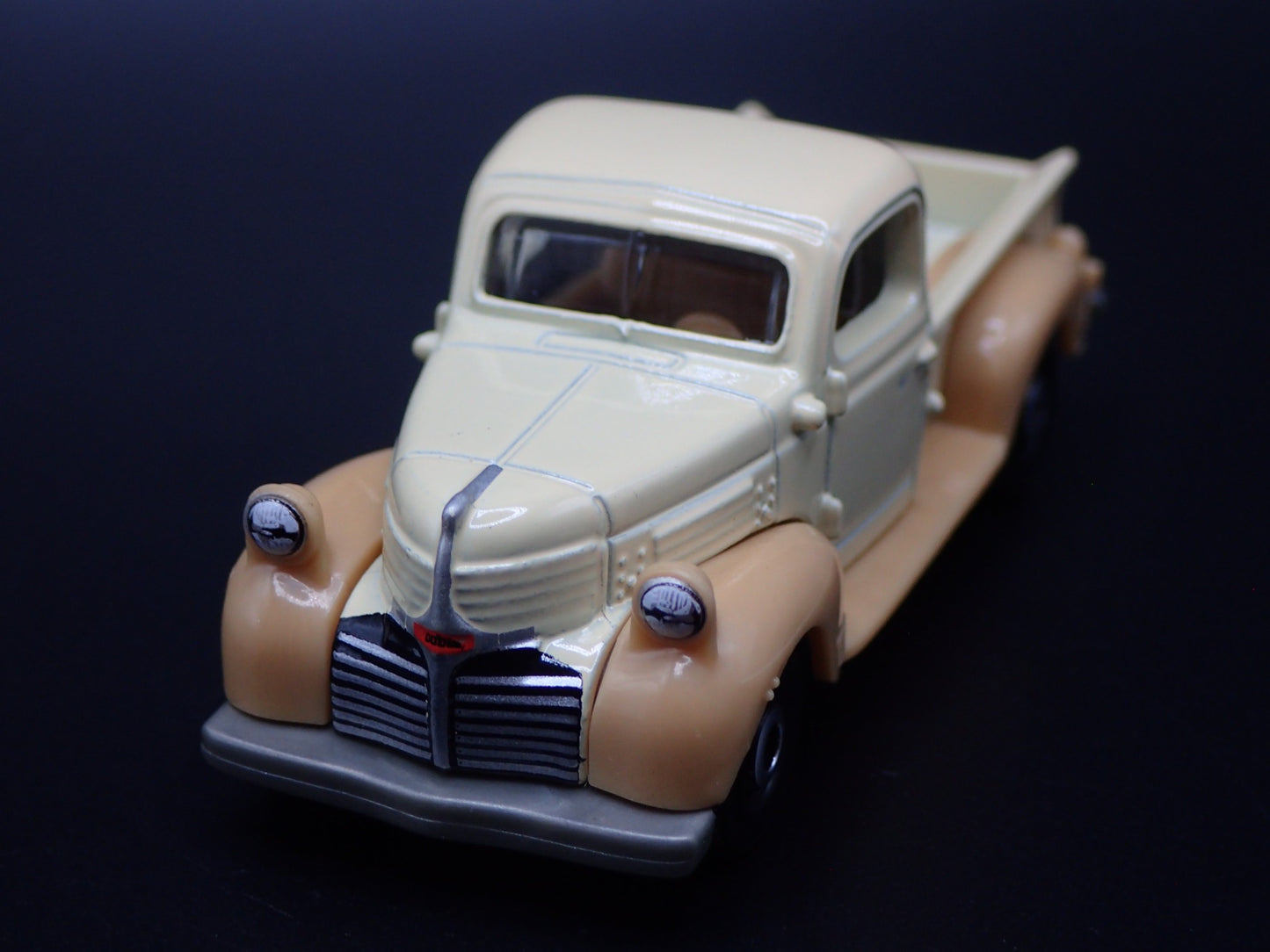 1940 40 DODGE V SERIES PICKUP TRUCK CREAM 1/64 SCALE DIORAMA DIECAST MODEL CAR