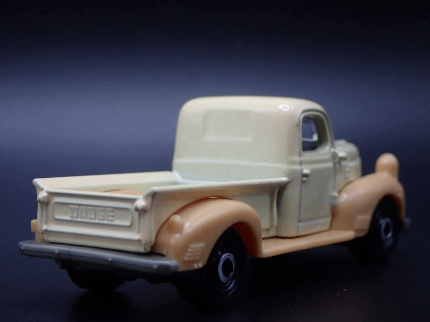 1940 40 DODGE V SERIES PICKUP TRUCK CREAM 1/64 SCALE DIORAMA DIECAST MODEL CAR