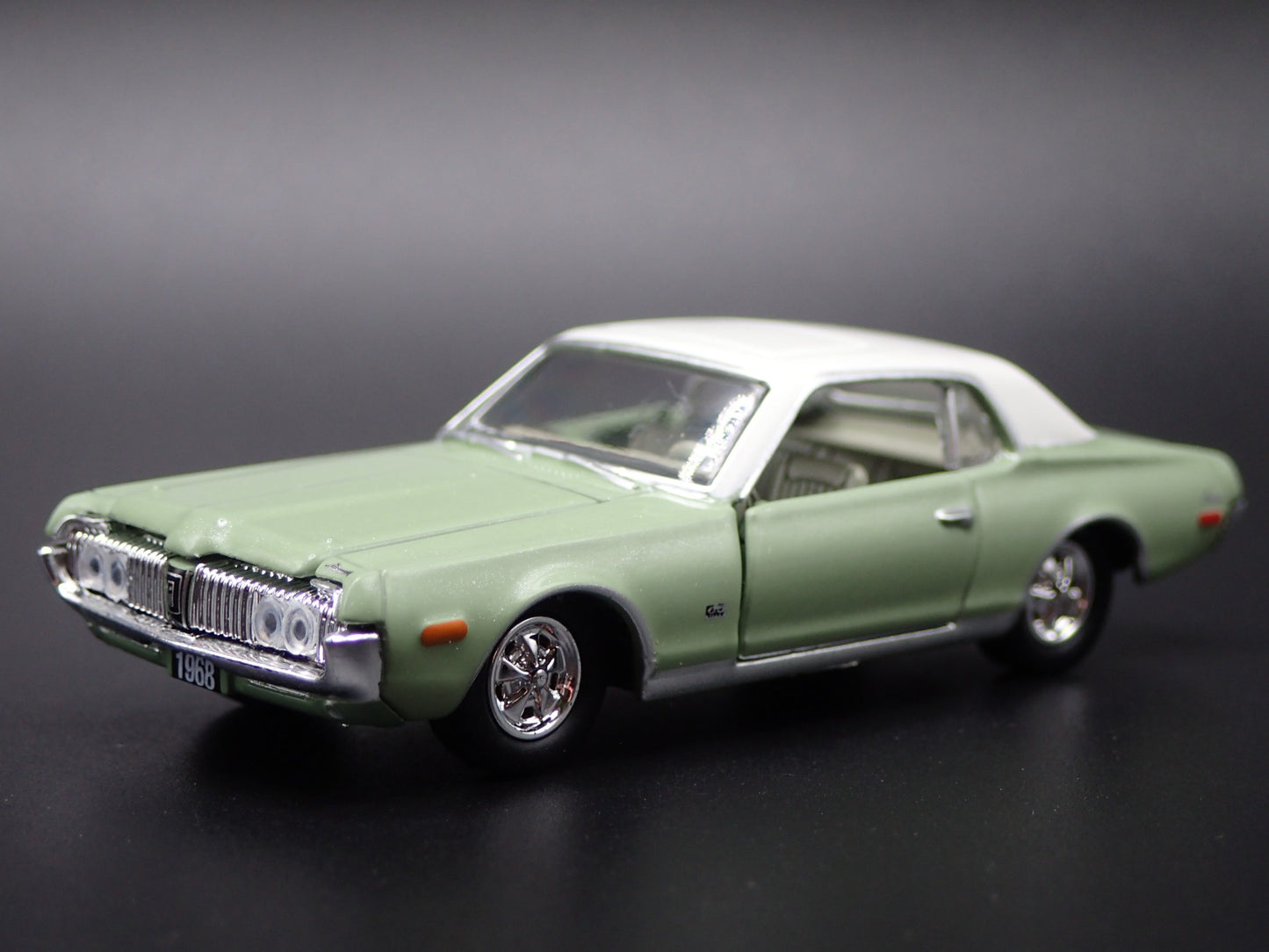 1968 68 MERC MERCURY COUGAR 390 1/64 SCALE COLLECTIBLE DIORAMA DIECAST MODEL CAR
