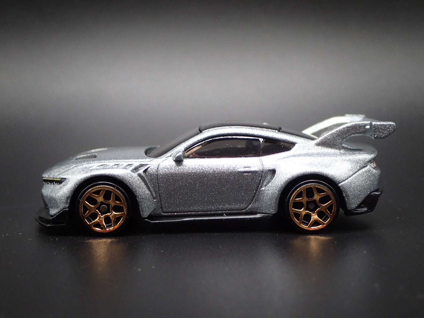 2025 25 FORD MUSTANG GTD SILVER 1:64 SCALE COLLECTIBLE DIORAMA DIECAST MODEL CAR