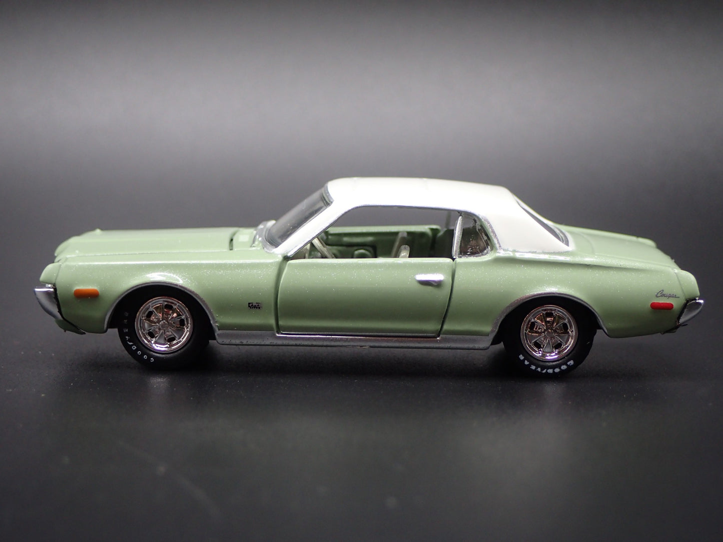 1968 68 MERC MERCURY COUGAR 390 1/64 SCALE COLLECTIBLE DIORAMA DIECAST MODEL CAR