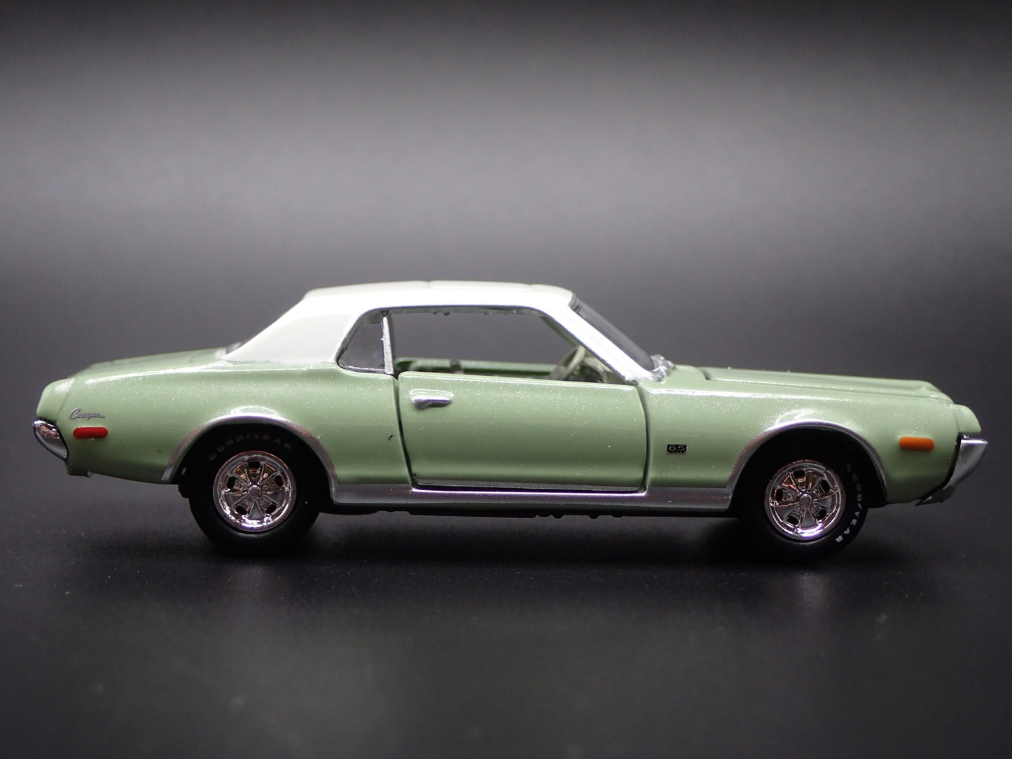 1968 68 MERC MERCURY COUGAR 390 1/64 SCALE COLLECTIBLE DIORAMA DIECAST MODEL CAR