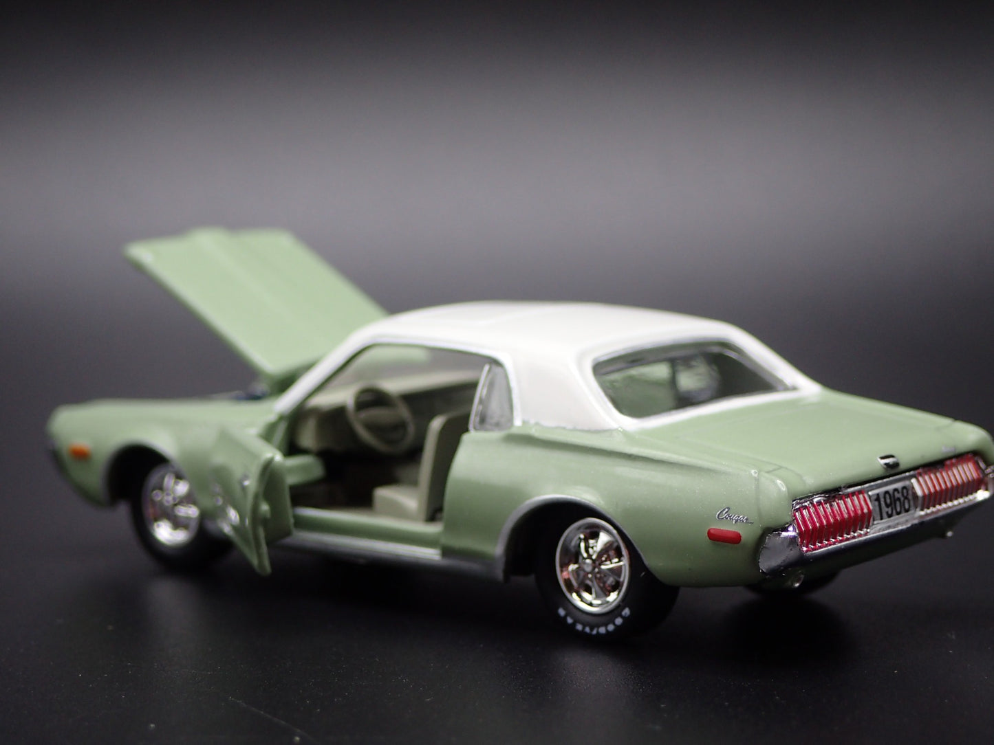 1968 68 MERC MERCURY COUGAR 390 1/64 SCALE COLLECTIBLE DIORAMA DIECAST MODEL CAR