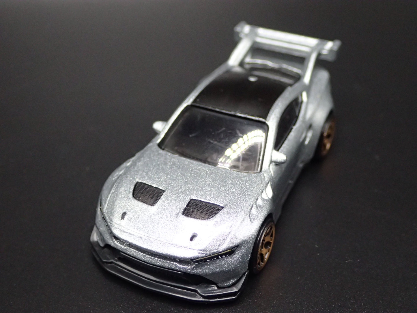 2025 25 FORD MUSTANG GTD SILVER 1:64 SCALE COLLECTIBLE DIORAMA DIECAST MODEL CAR