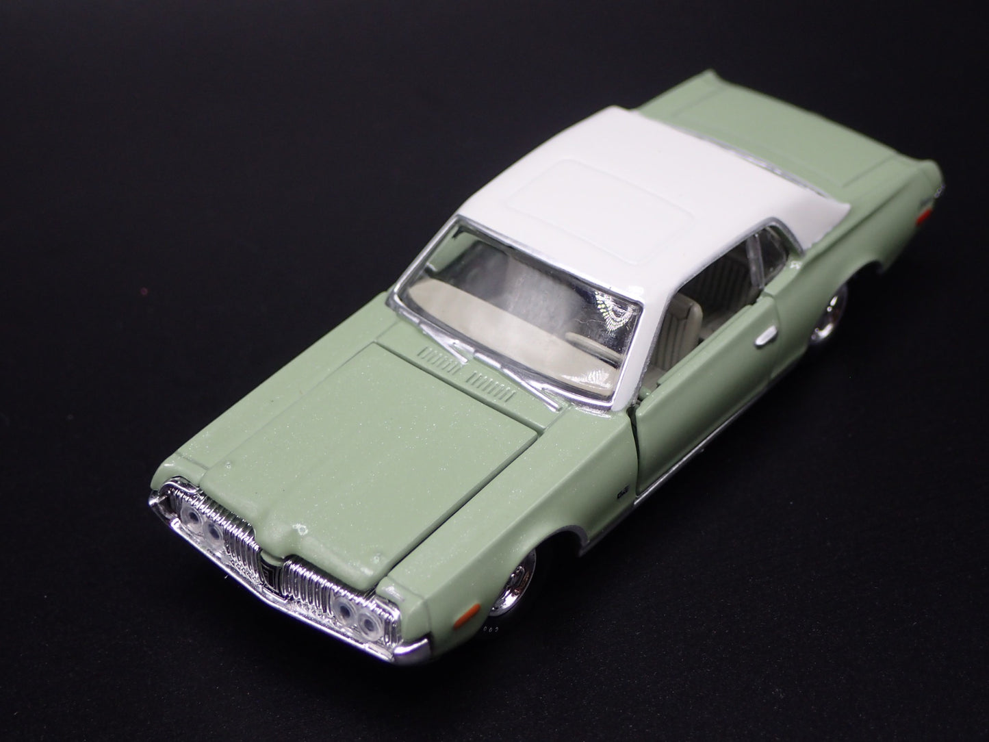 1968 68 MERC MERCURY COUGAR 390 1/64 SCALE COLLECTIBLE DIORAMA DIECAST MODEL CAR