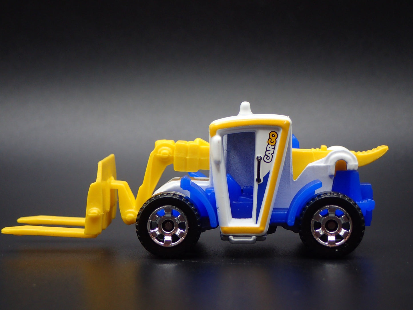 CONSTRUCTION FORKLIFT WHITE 1:64 MB SCALE COLLECTIBLE DIORAMA DIECAST MODEL CAR