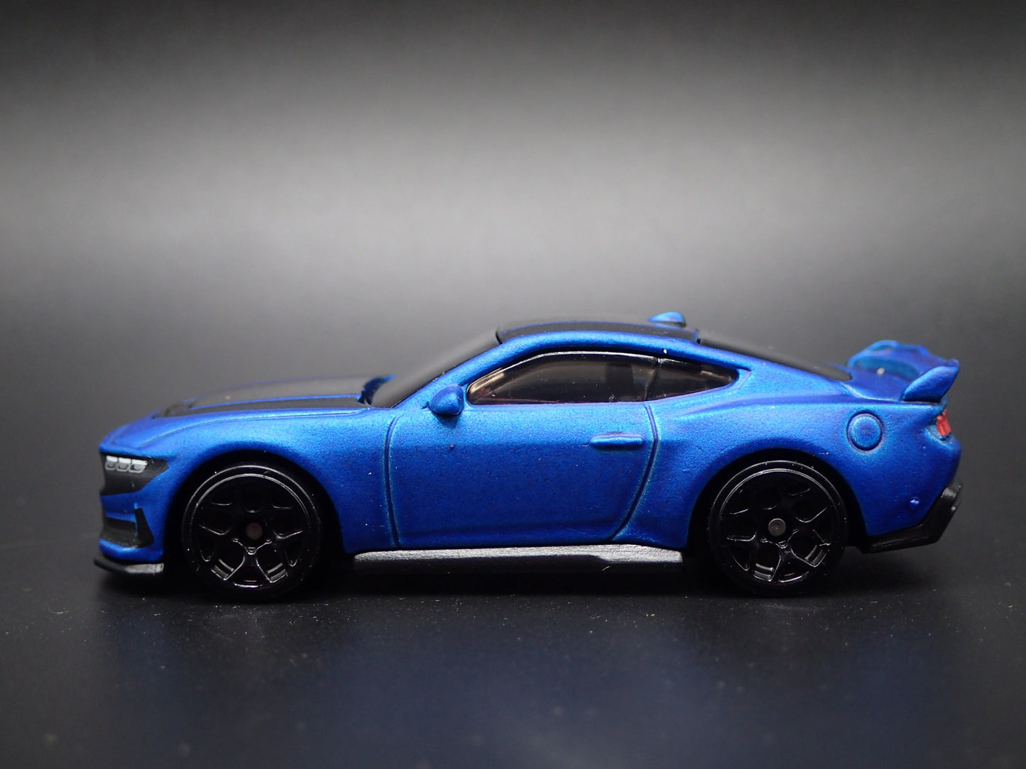 2024-2025 FORD MUSTANG DARK HORSE BLUE 1:64 SCALE DIORAMA DIECAST MODEL CAR